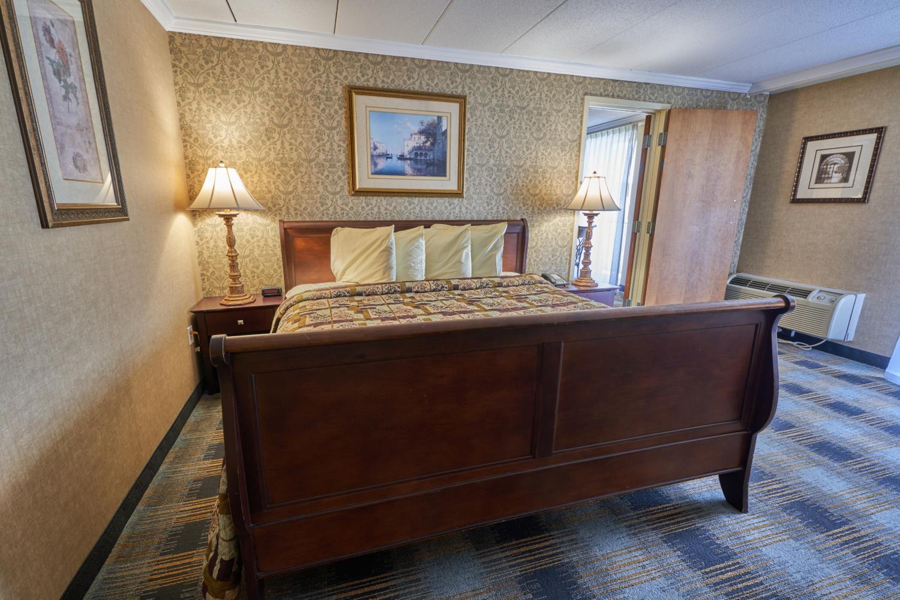 King Suite with Balcony photo 1