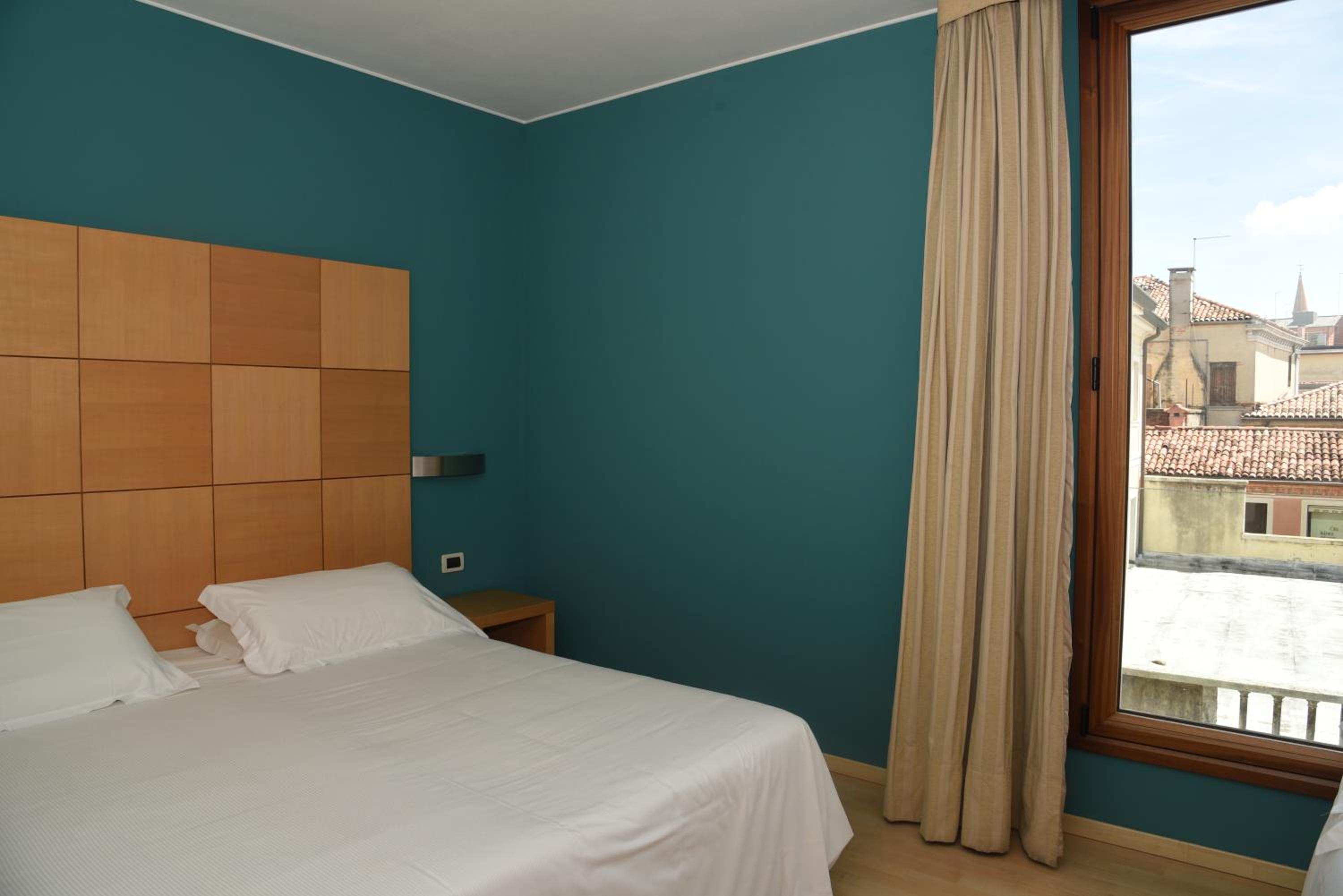 Superior Double or Twin Room - Photo 9