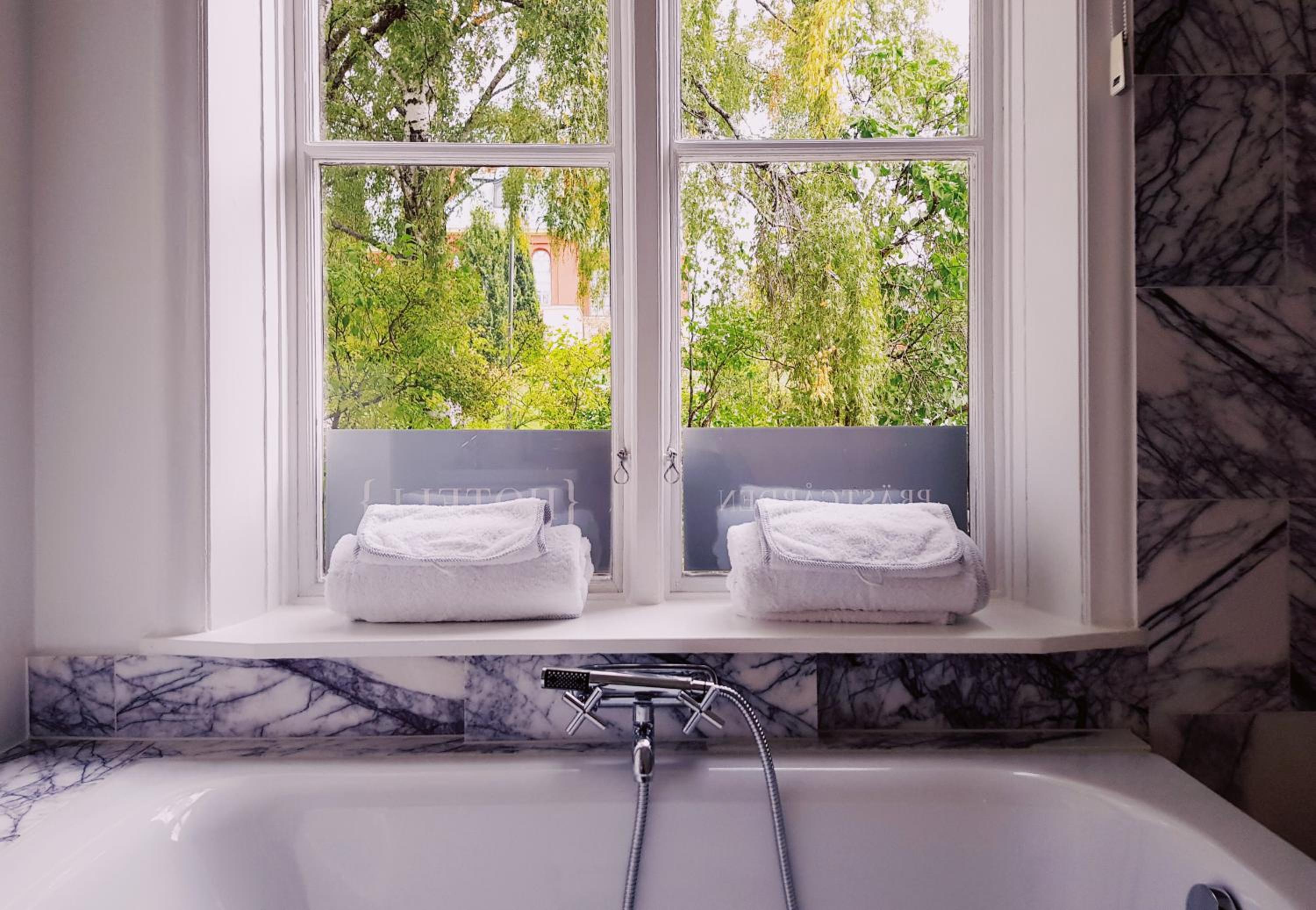 Twin Room with Bath photo 2