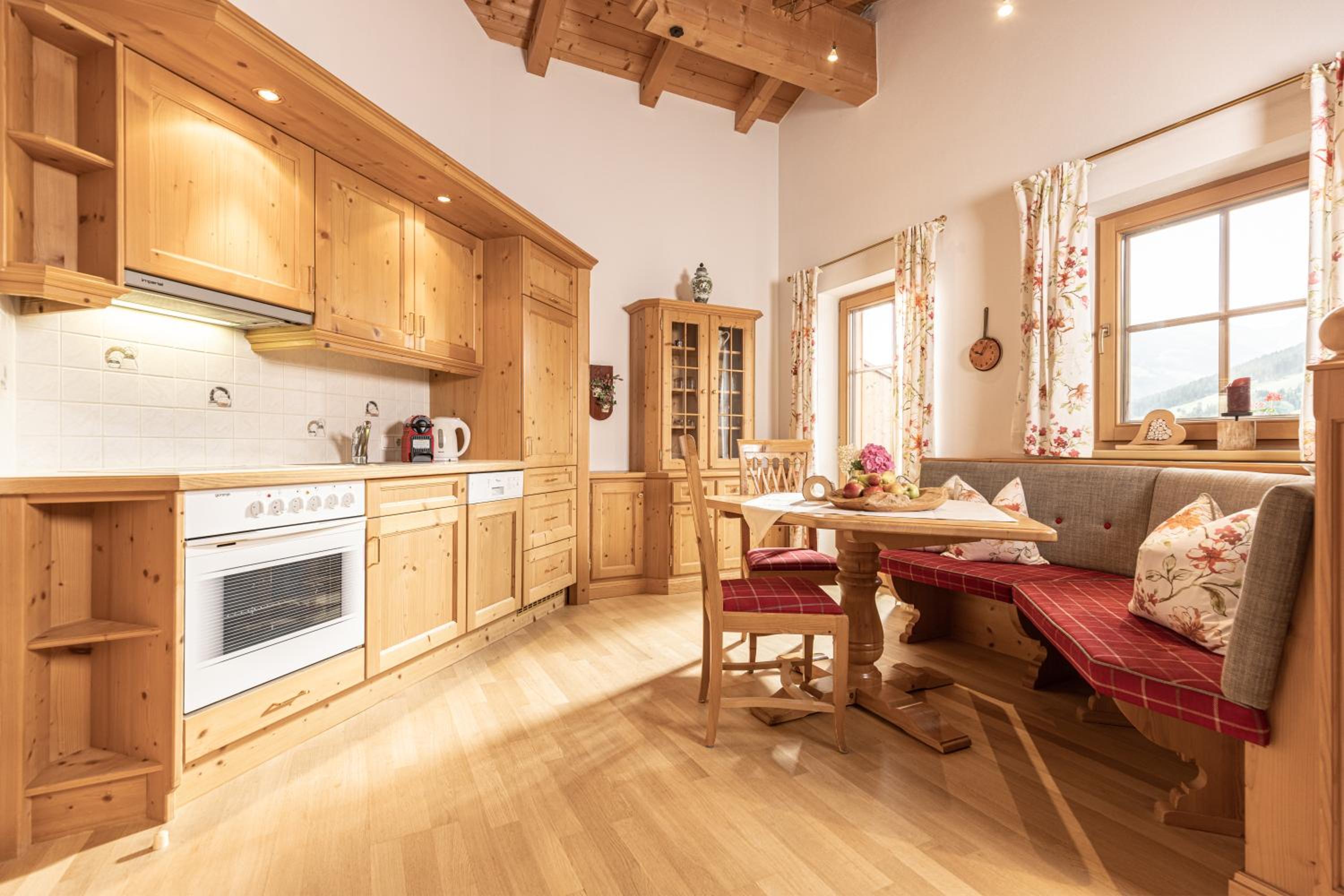 One-Bedroom Apartment with Balcony and Mountain View   photo 2