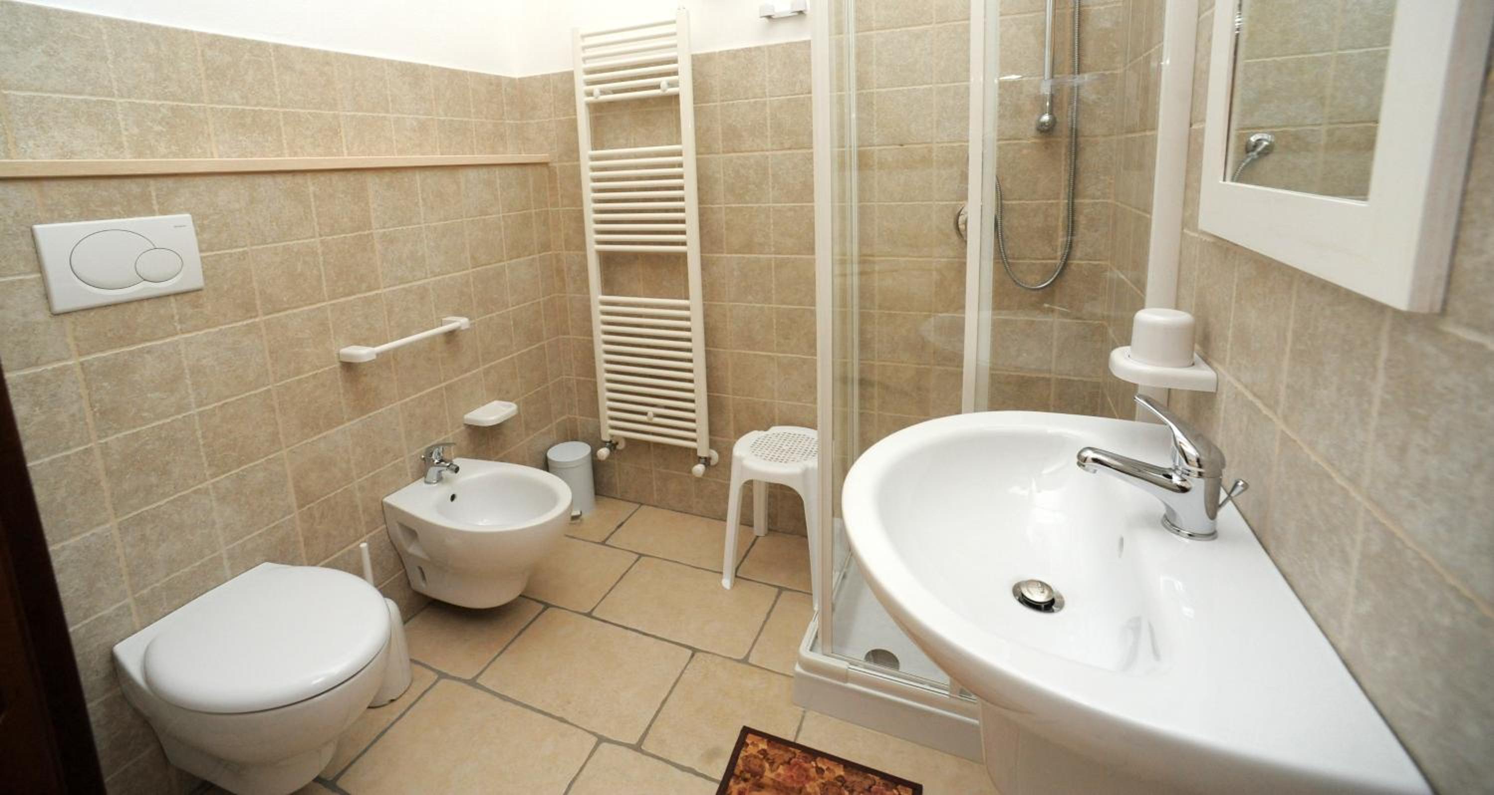 Double Room with Private Bathroom - Photo 3