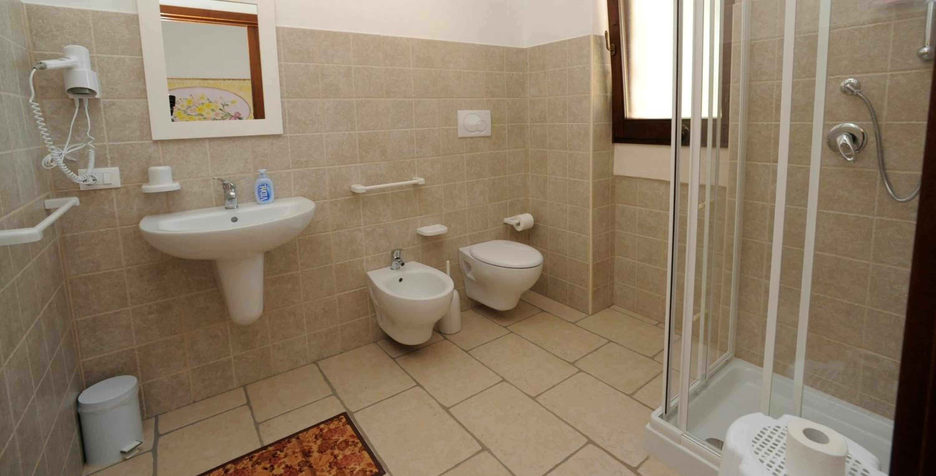 Double Room with Private Bathroom - Photo 4