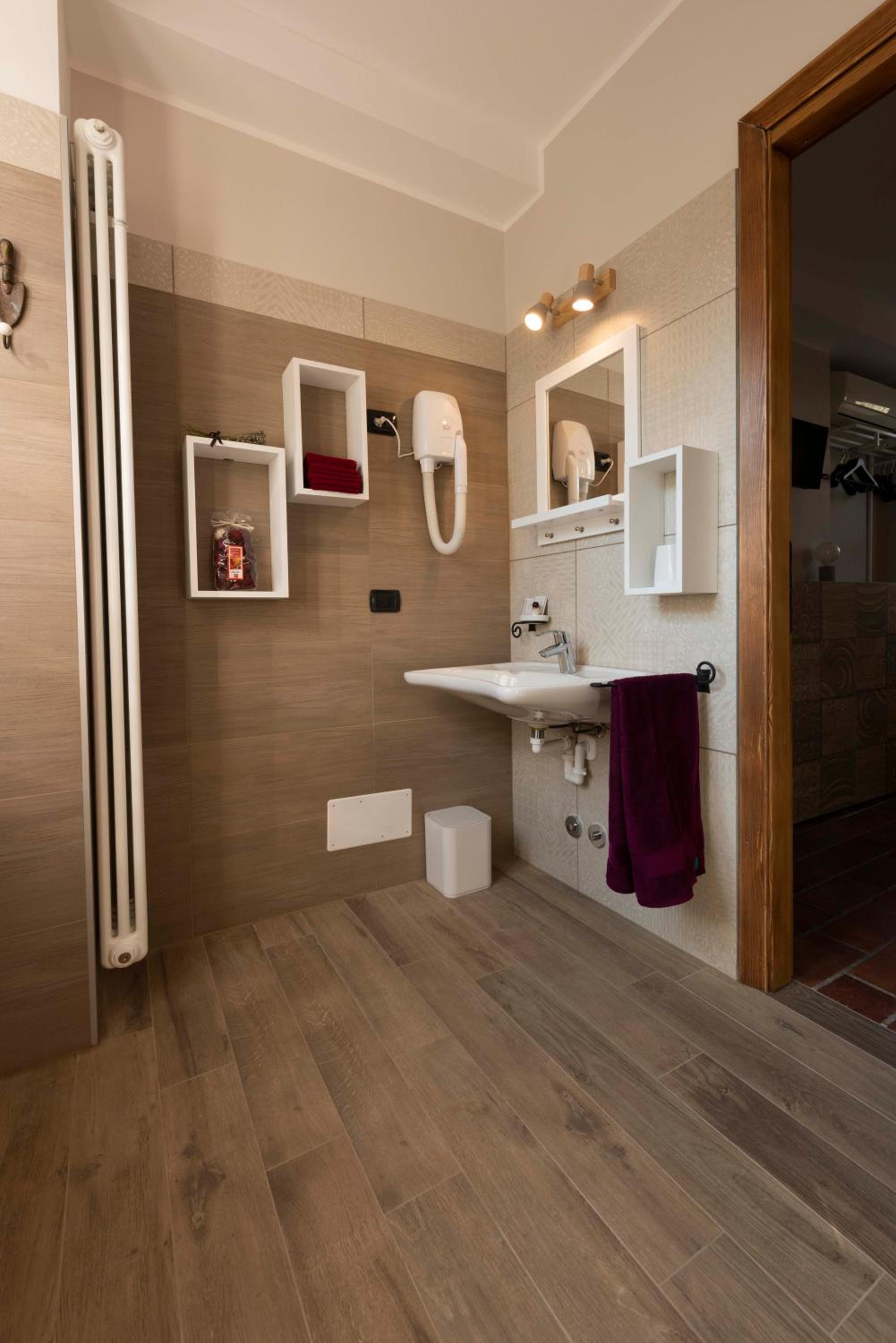 Twin Room with Private Bathroom photo 2