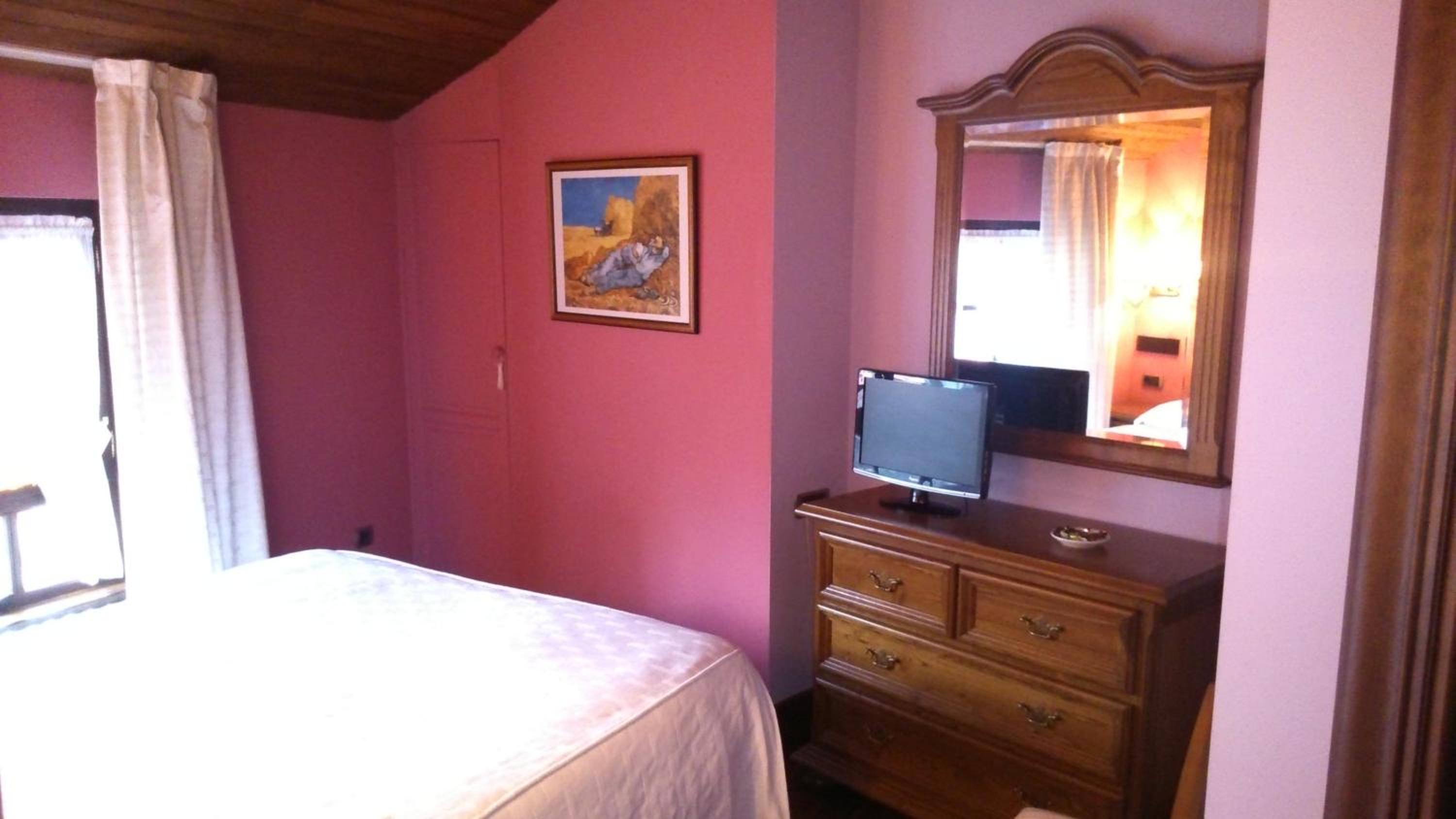 Double or Twin Room with Mountain View - Photo 3