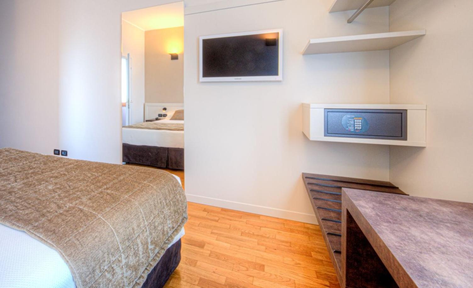 Double or Twin Room - Photo 8