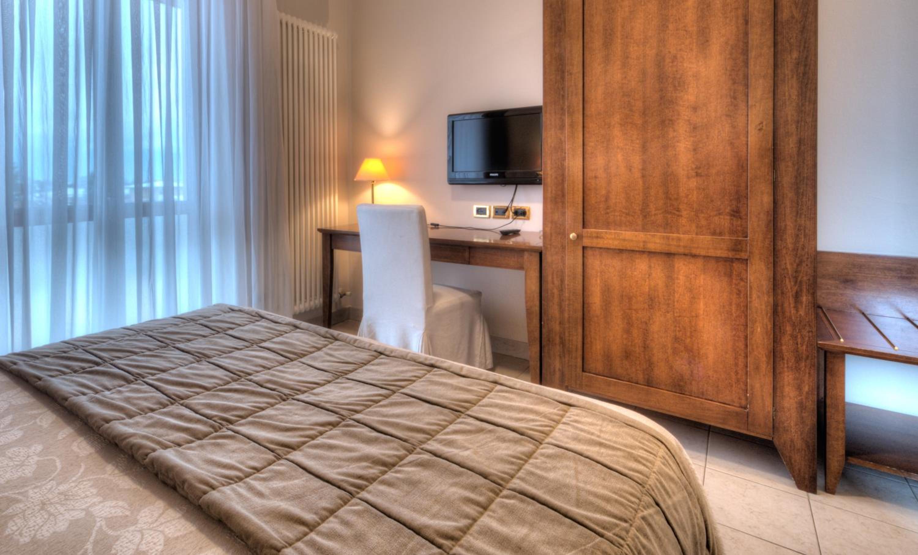 Double or Twin Room - Photo 10