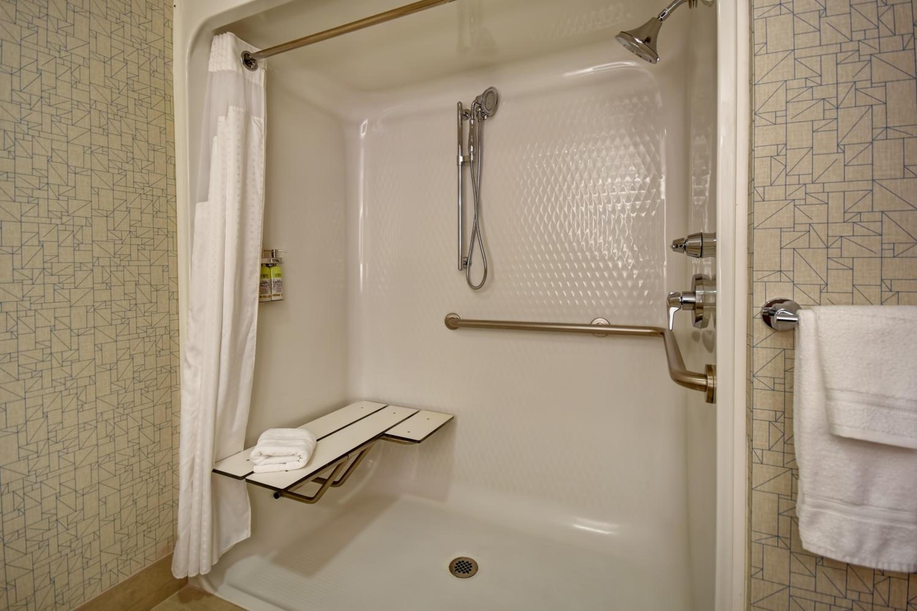 King Room - Mobility Access/Roll in Shower - Non-Smoking - Photo 4
