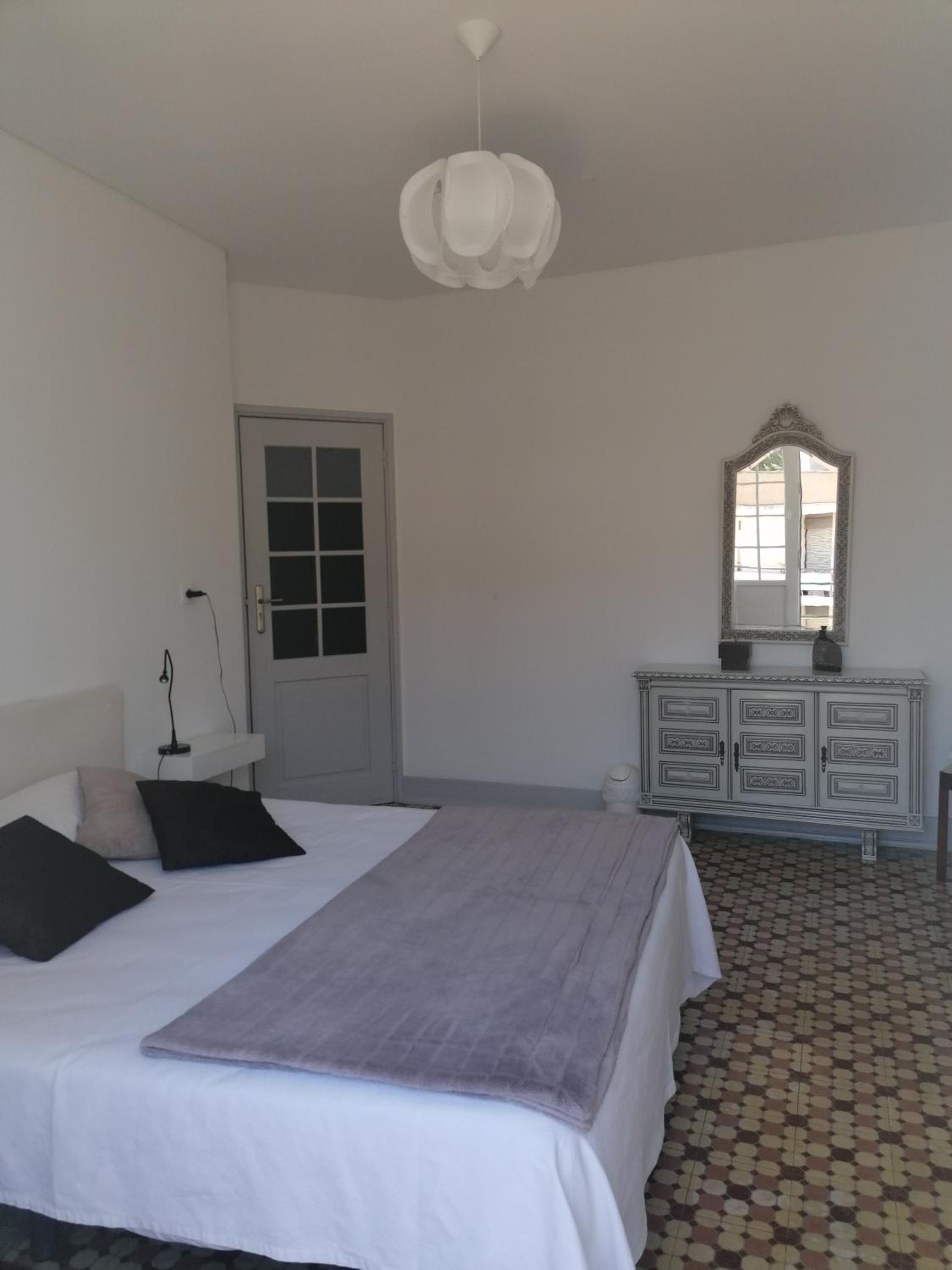 Family Room with Private Bathroom - Photo 7