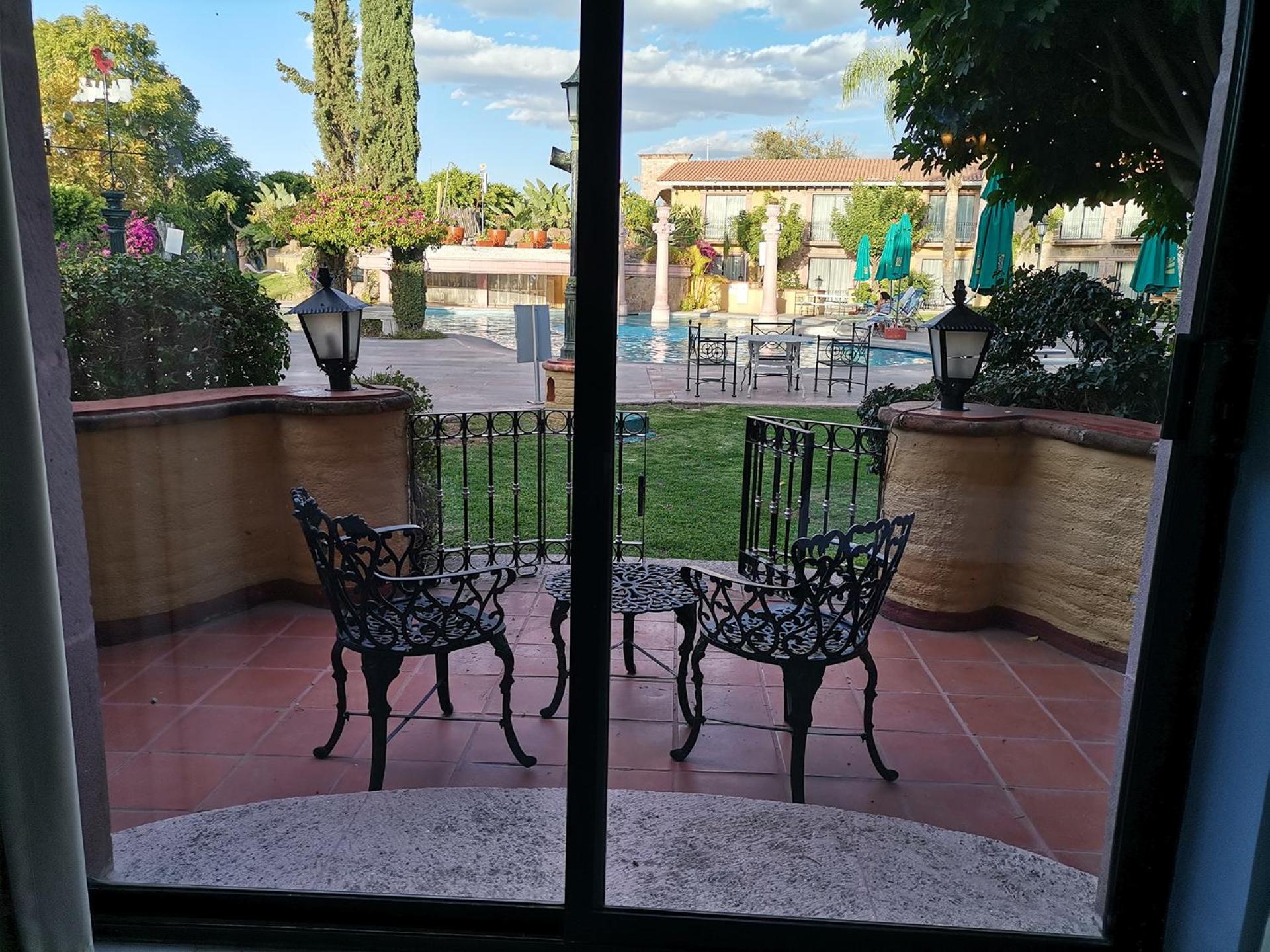 Deluxe Double or Twin Room with Pool Access photo 3