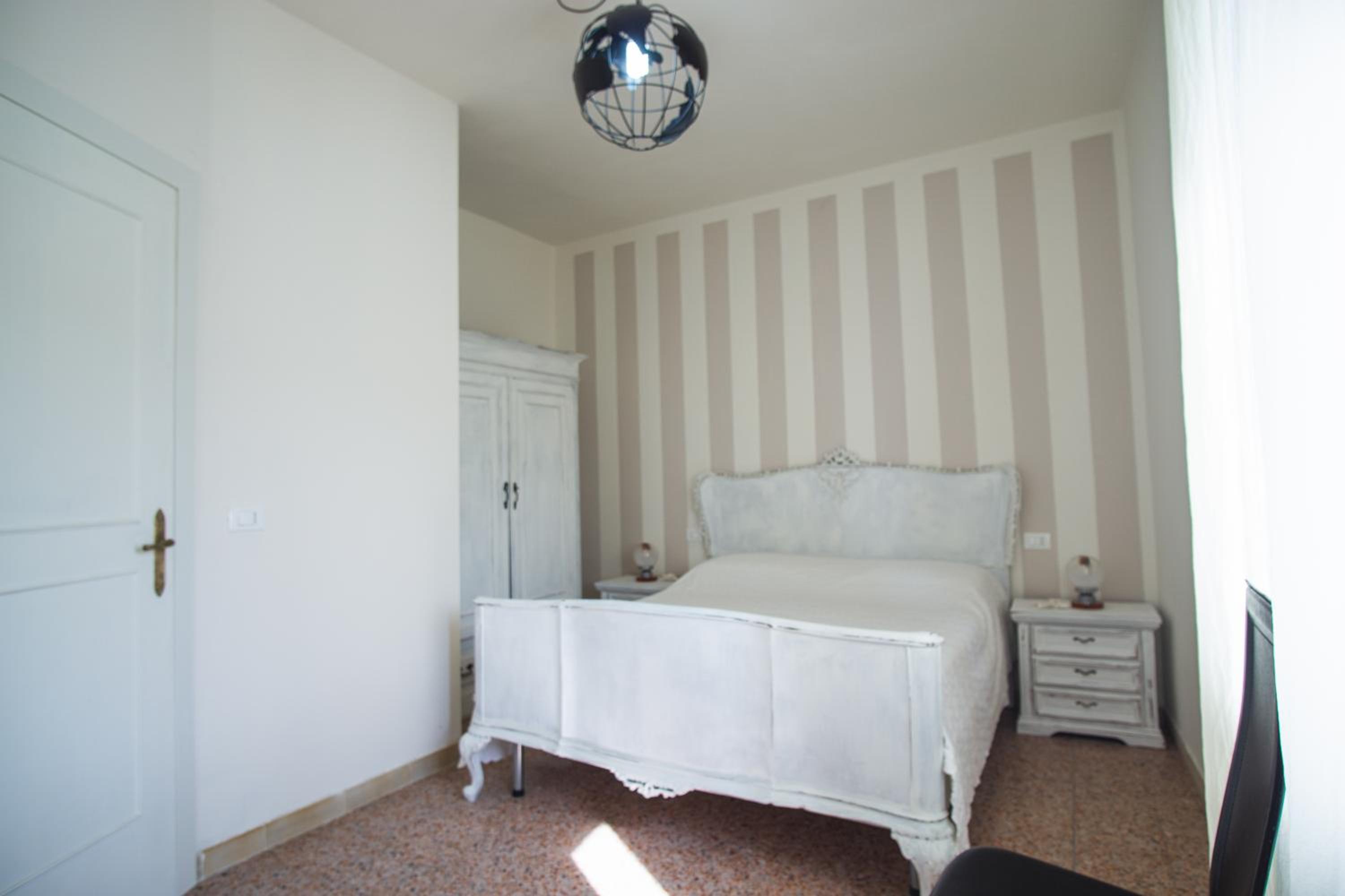 Double Room - Photo 5