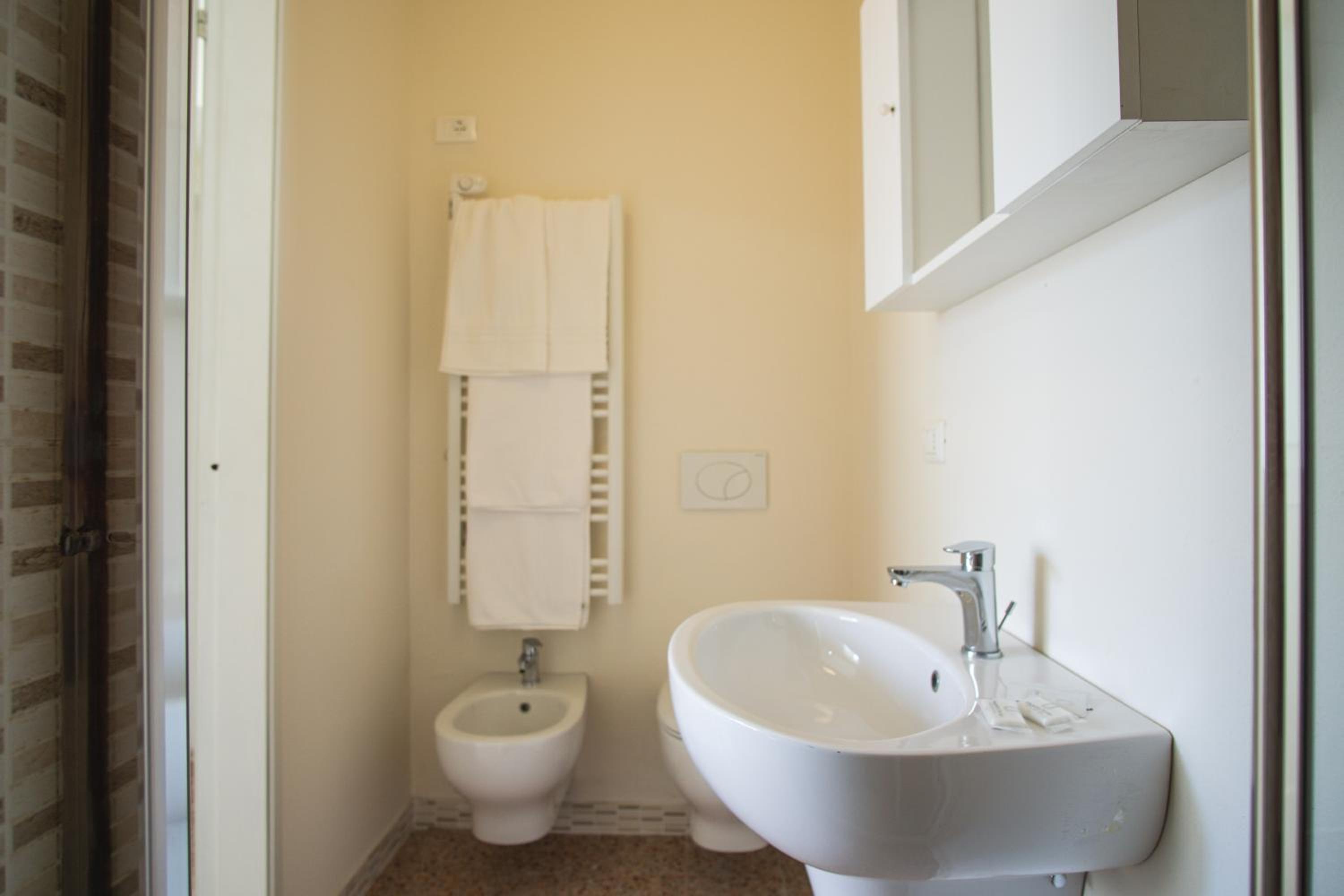 Double Room - Photo 17