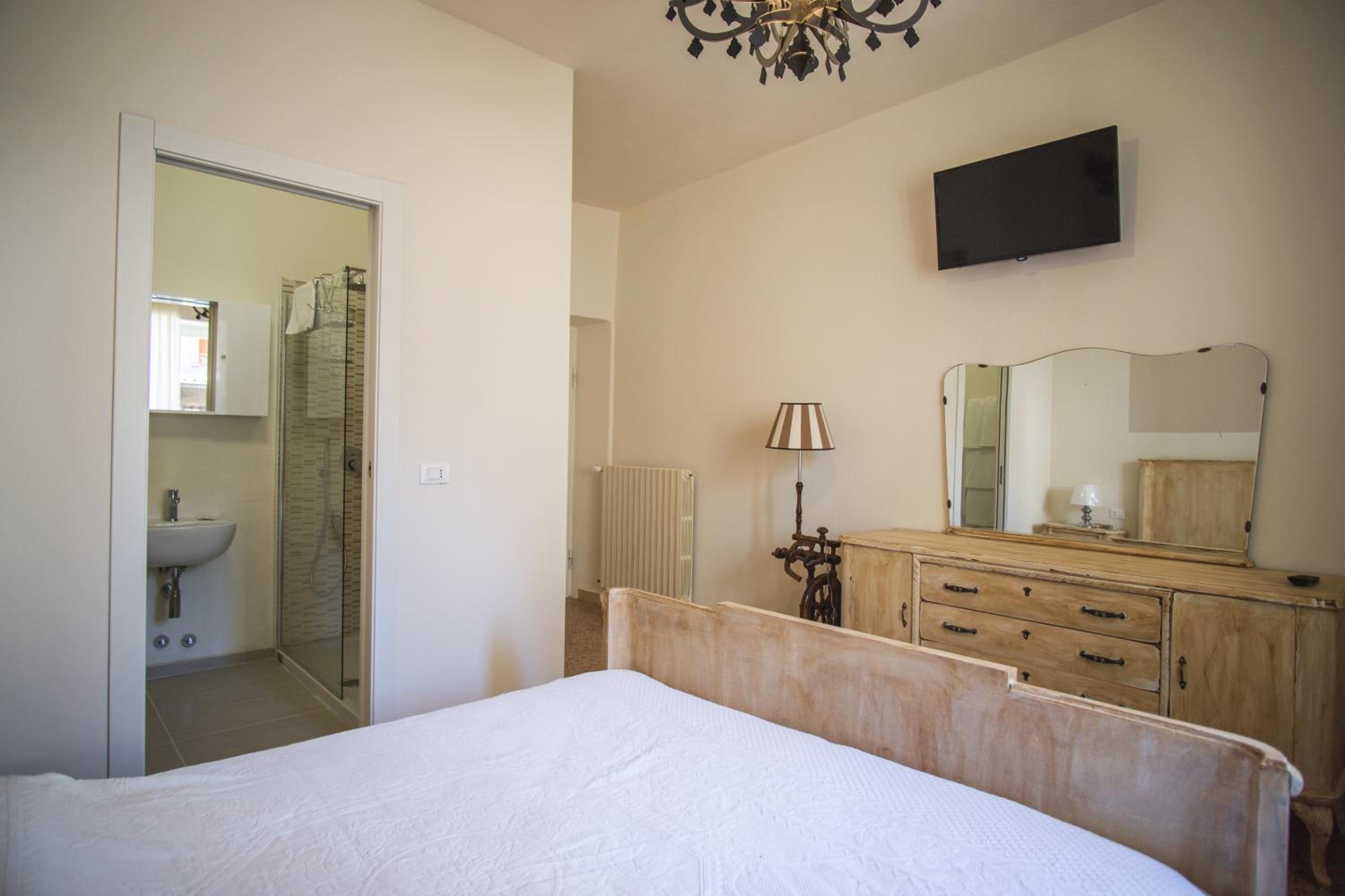 Double Room - Photo 11
