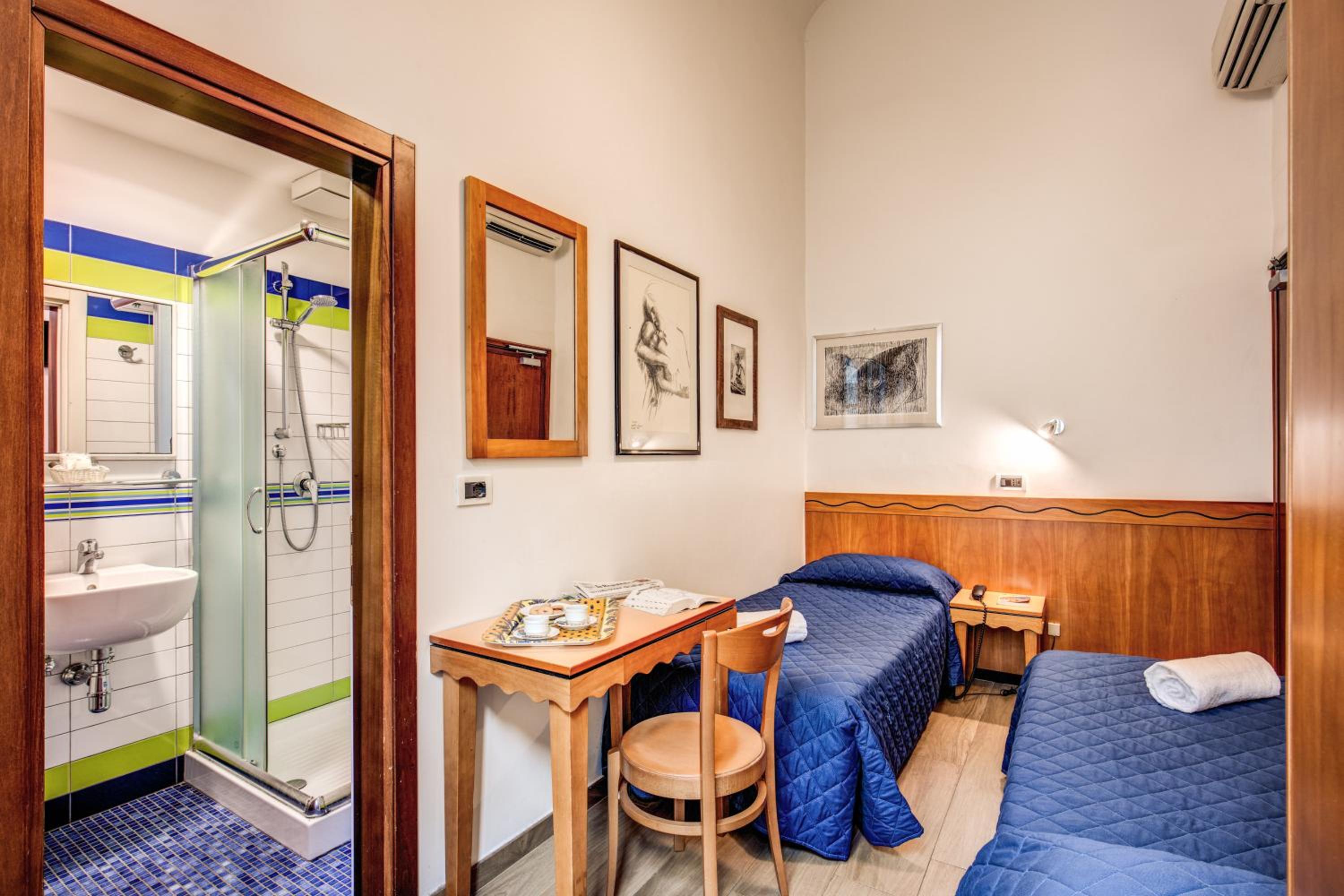 Economy Twin Room photo 1