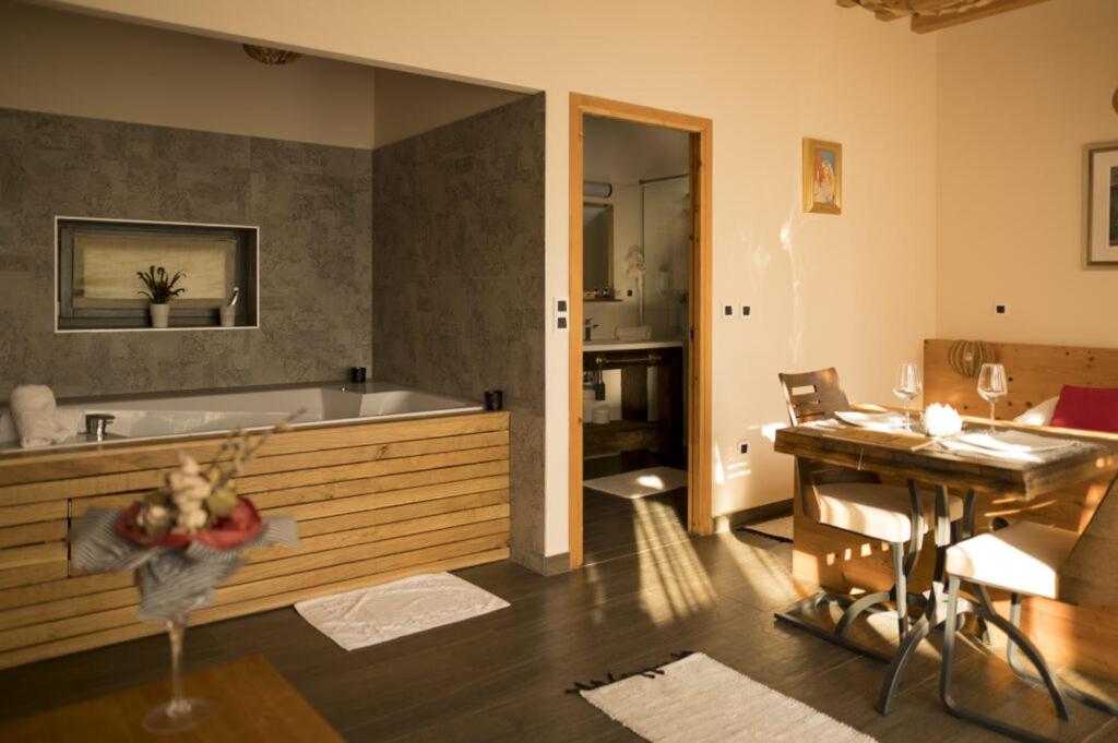 Deluxe Suite with Spa Bath - Photo 12