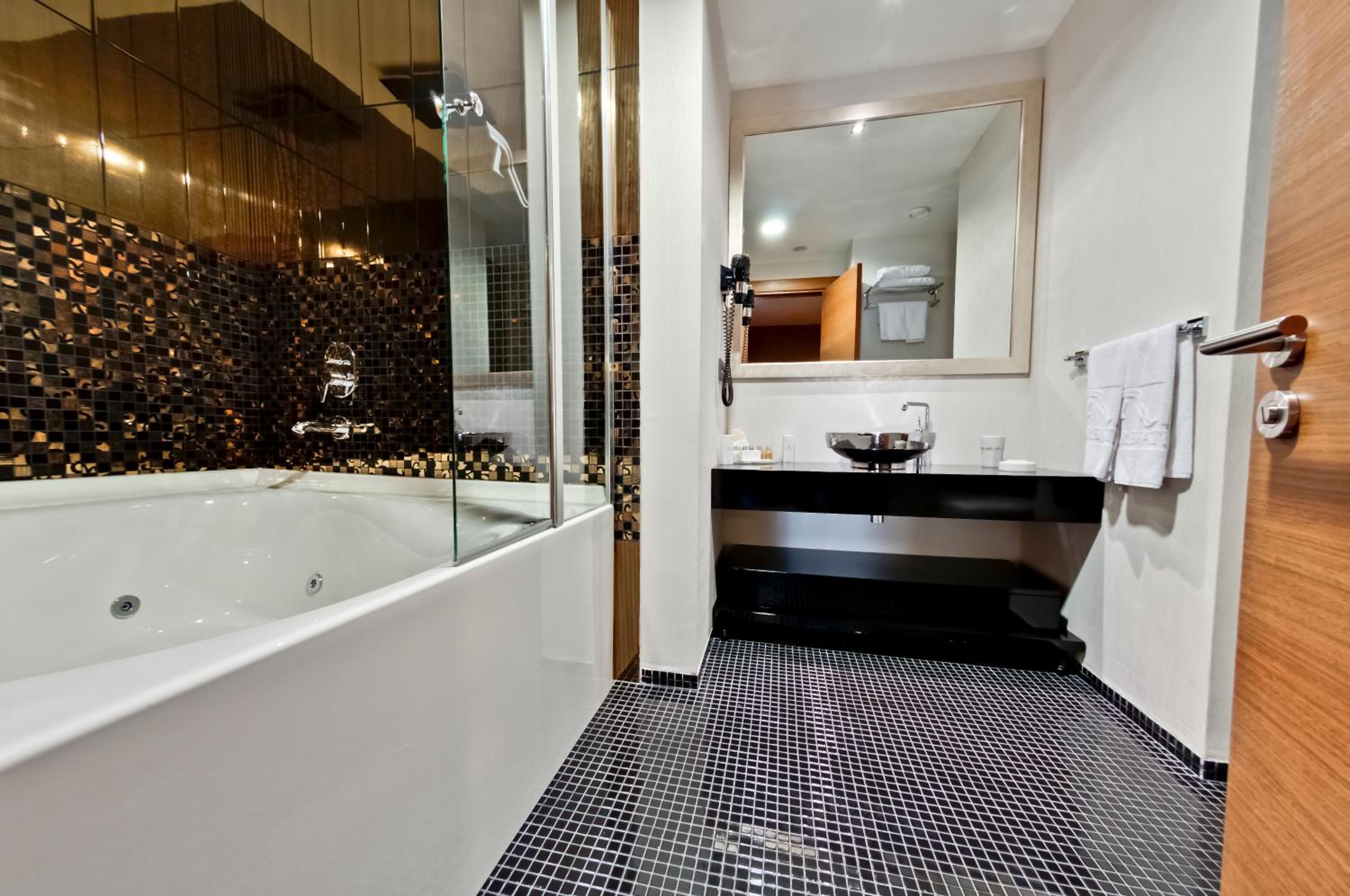 Suite - Photo 12