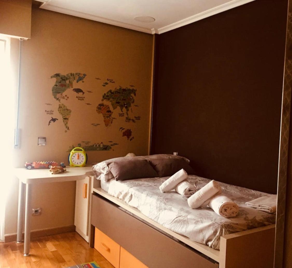 Four-Bedroom House - Photo 22