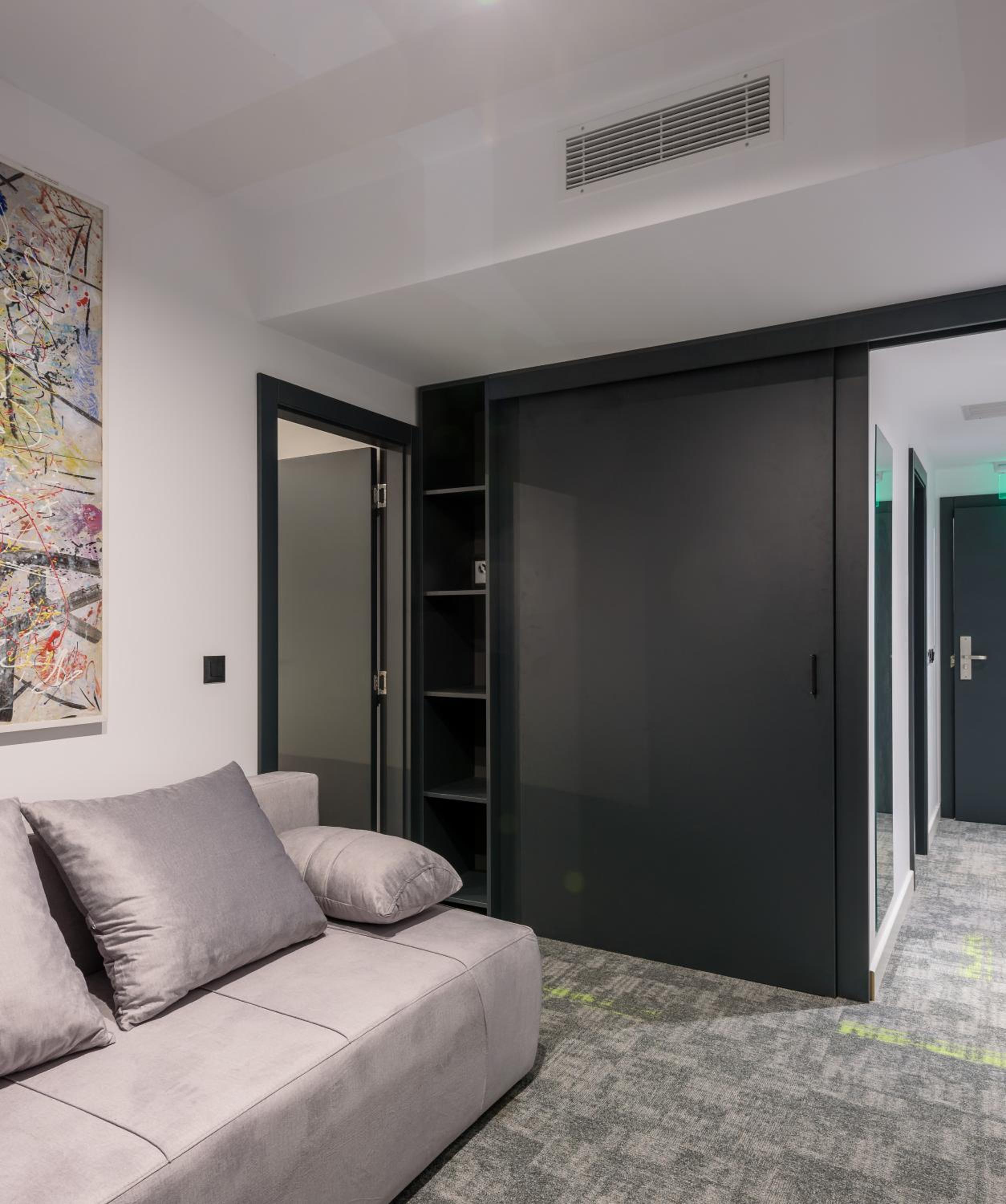 One-Bedroom Apartment - Photo 4