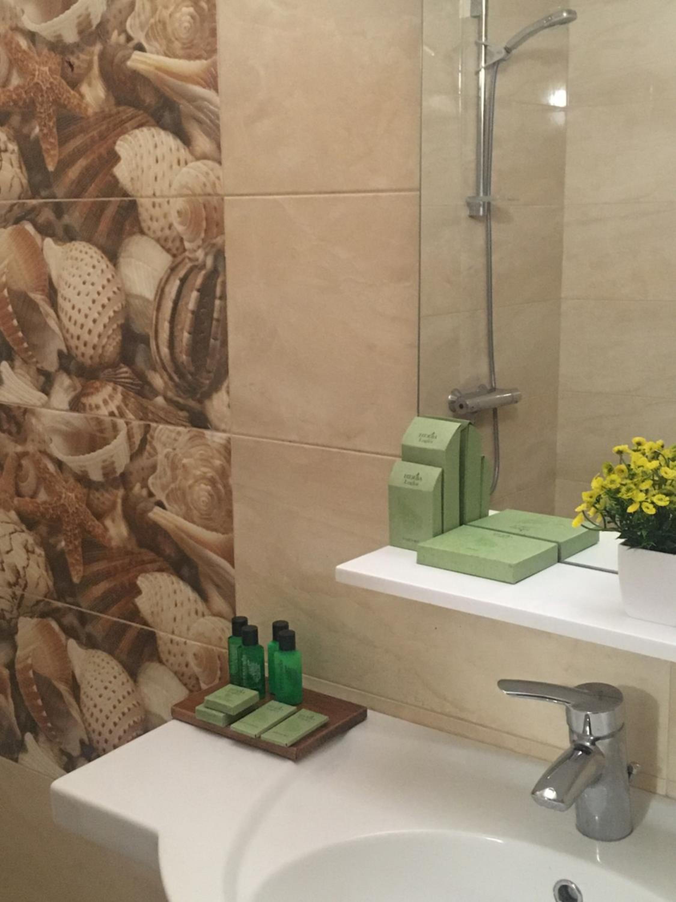 Family Room With Private Bathroom photo 1