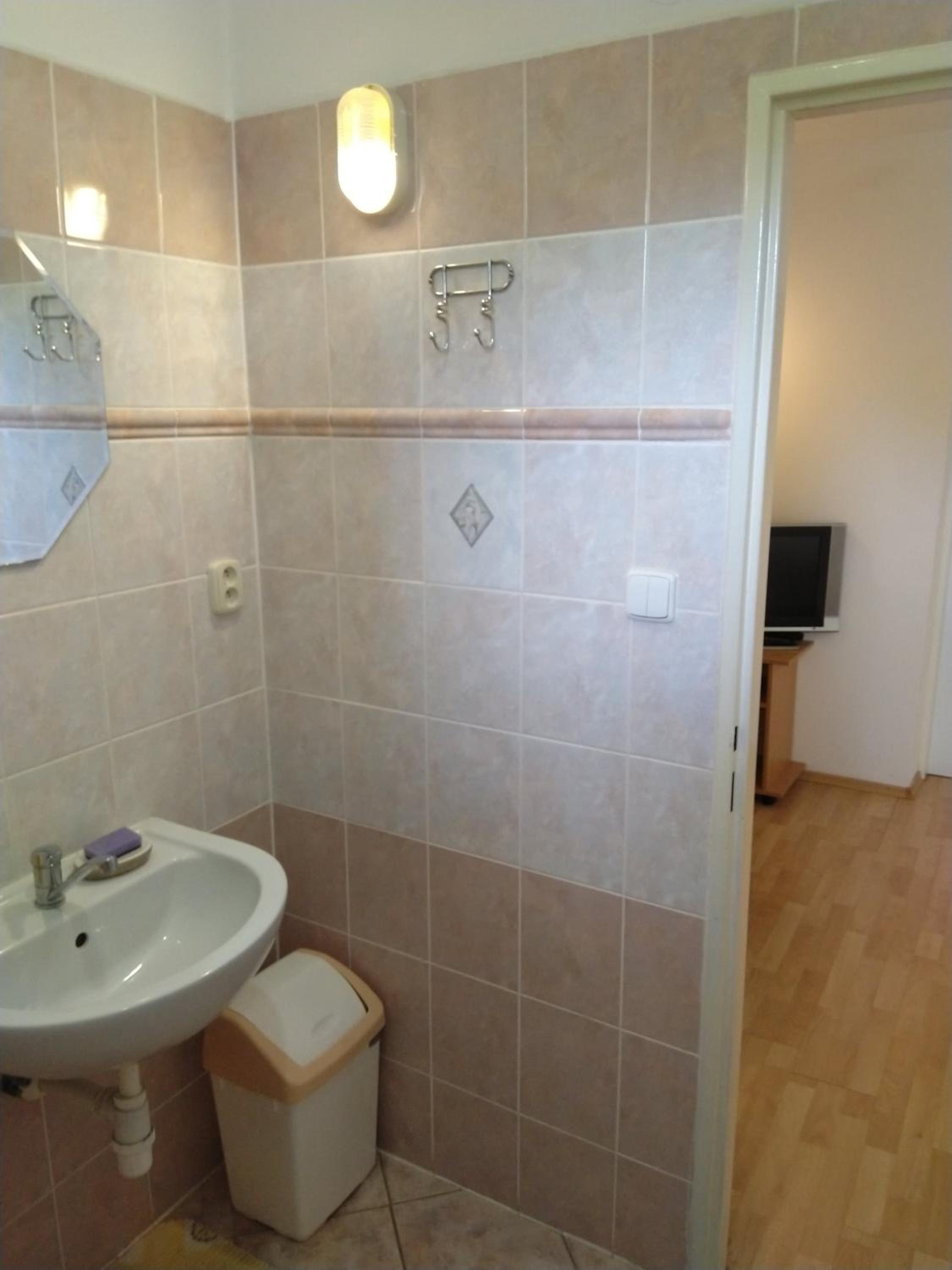 Deluxe Double Room with Extra Bed - Photo 8