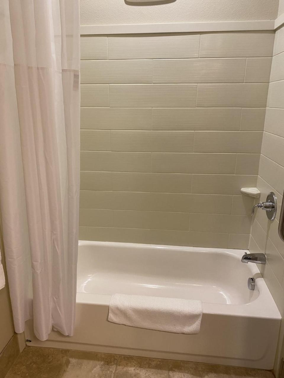 Queen Room with Two Queen Beds - Pet Friendly/Non-Smoking photo 3