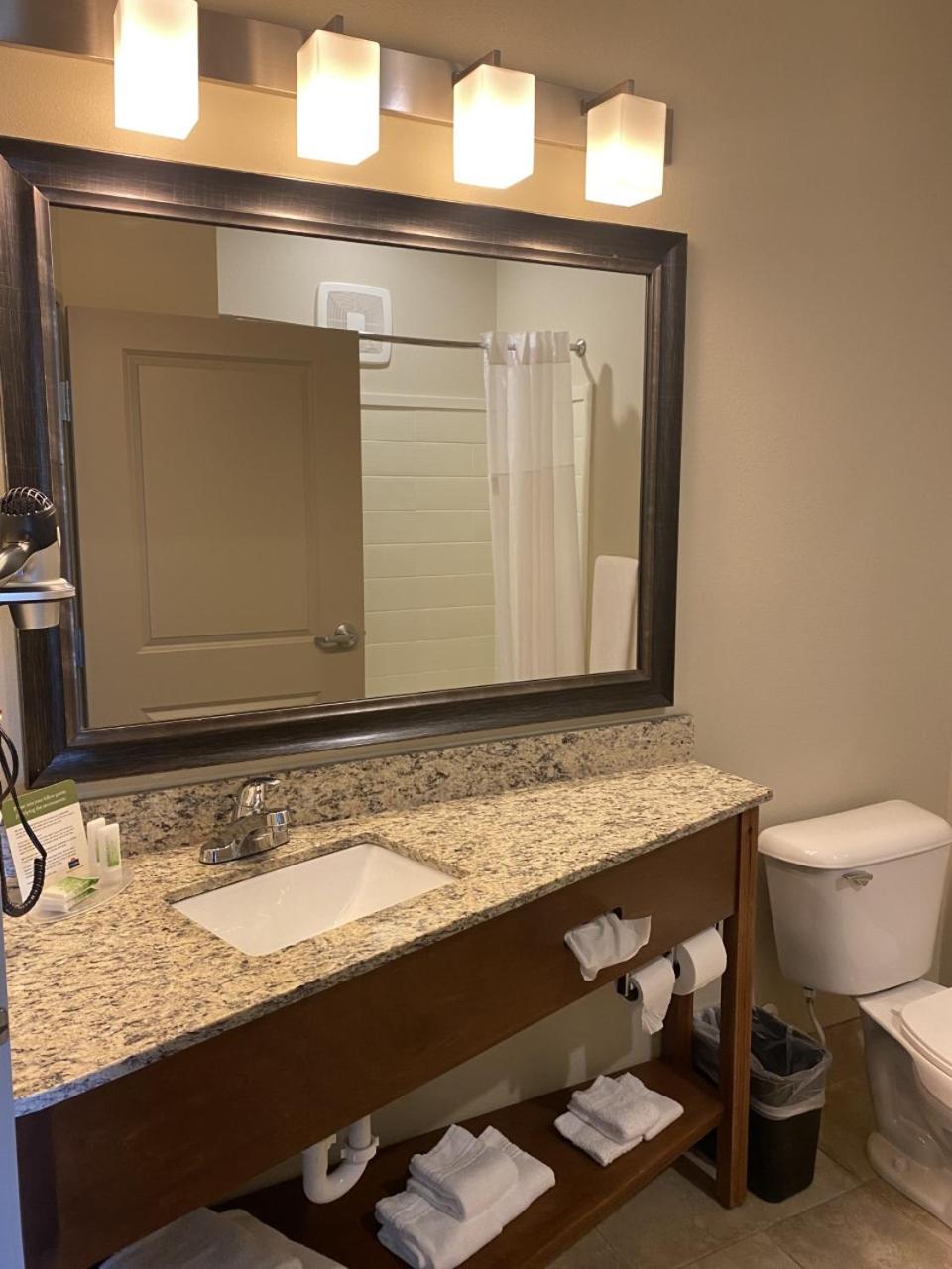 Deluxe Queen Room with Two Queen Beds - Non-Smoking photo 2