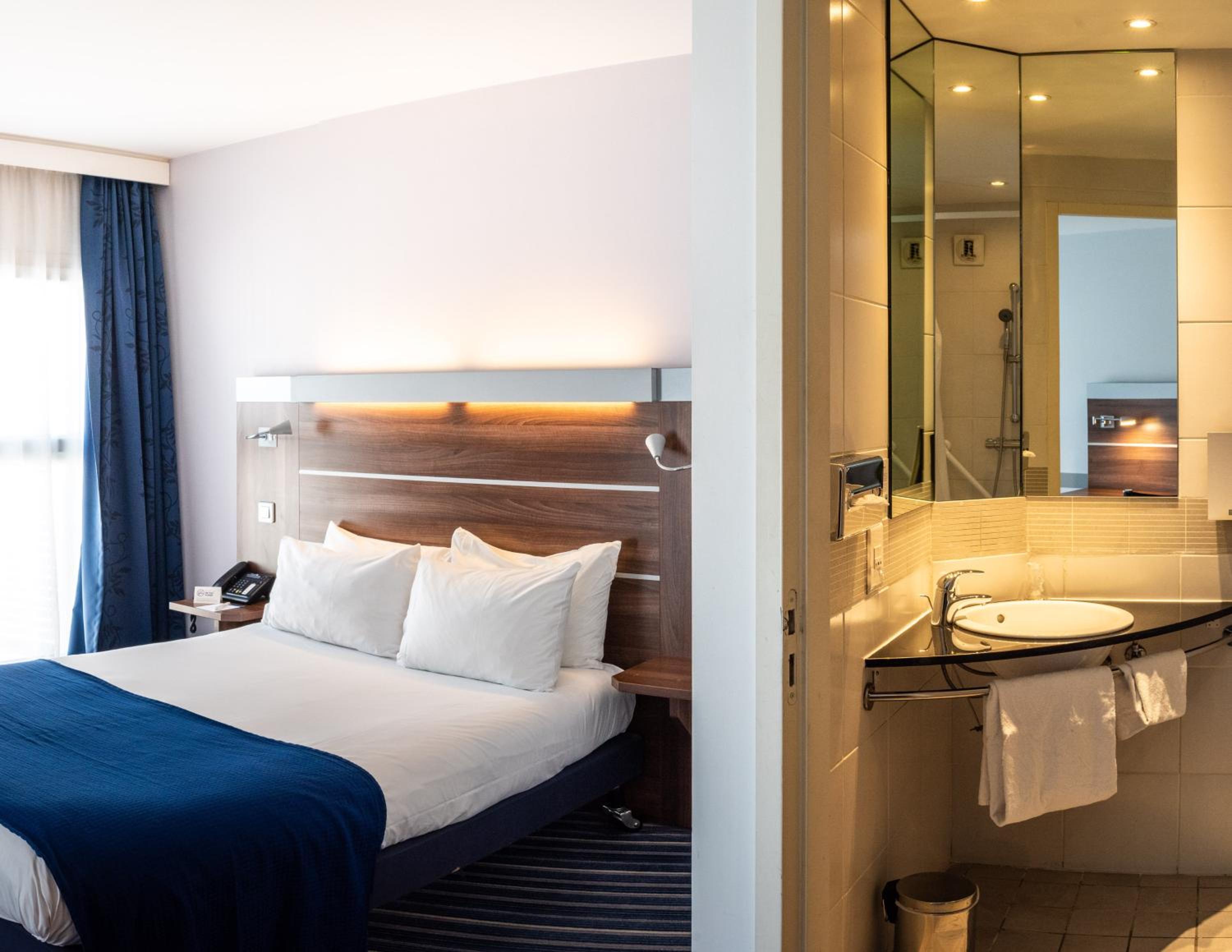 Standard Queen Room