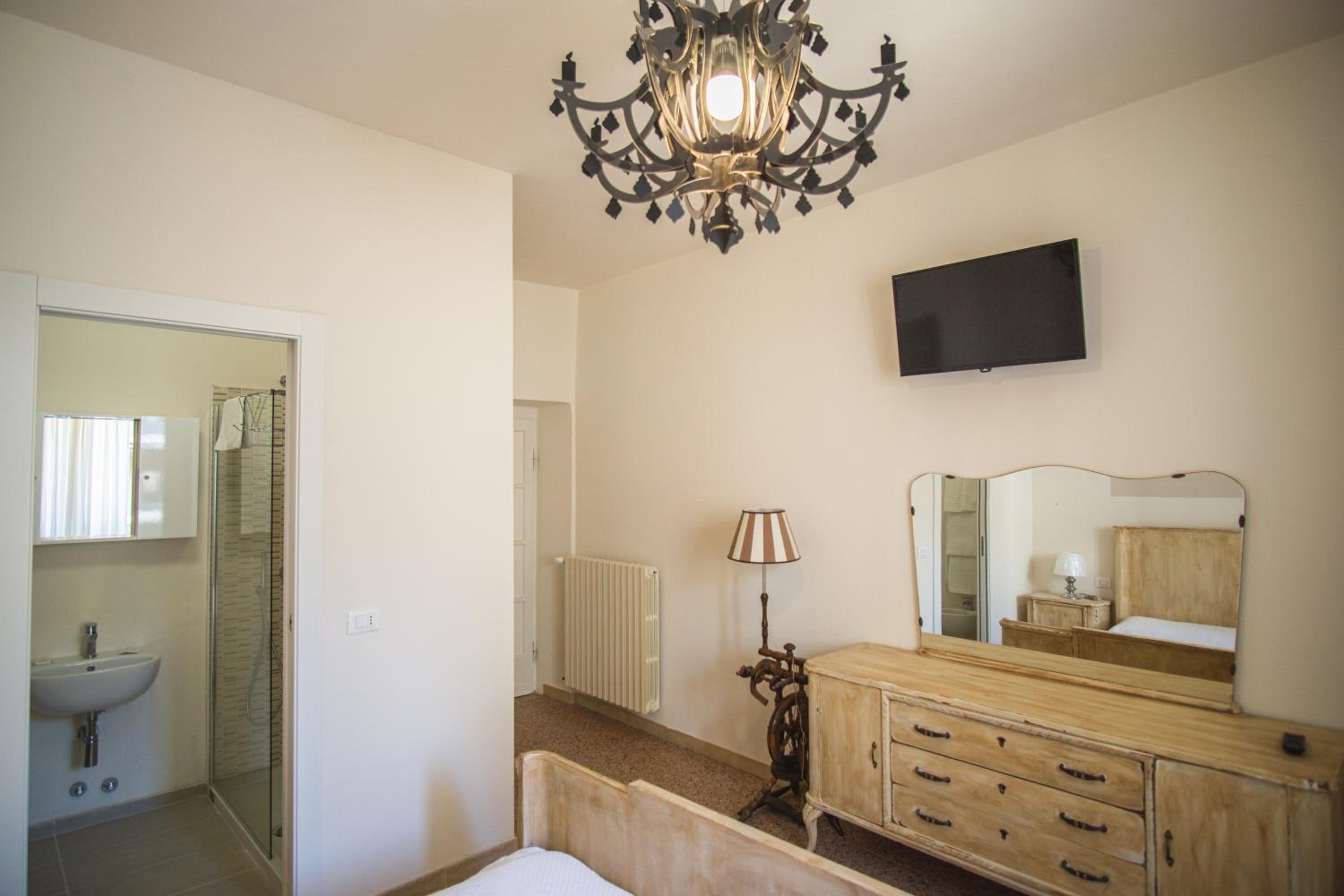 Double Room - Photo 6