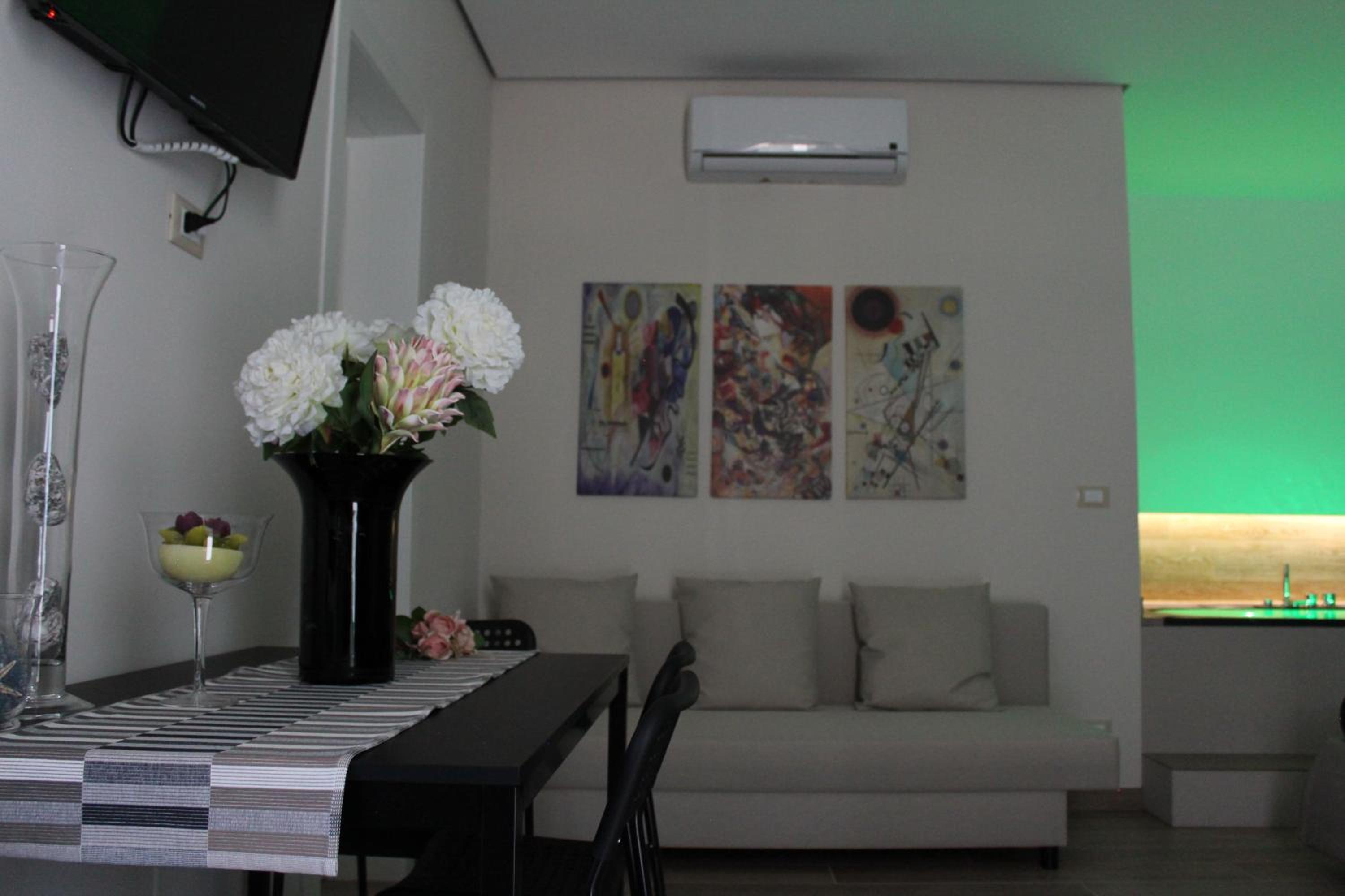 Deluxe Suite - Photo 8