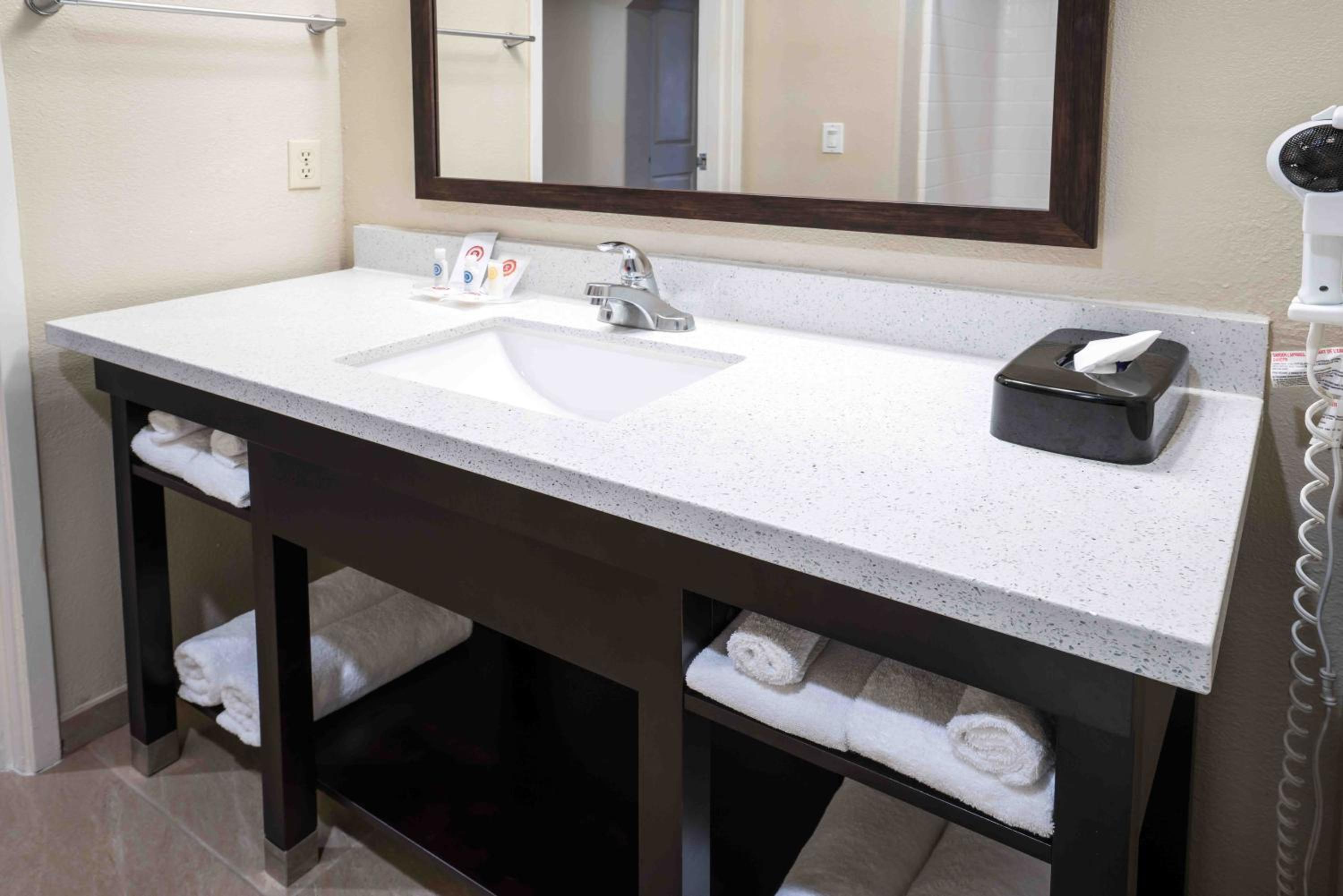 King Suite - Non-Smoking - Photo 2