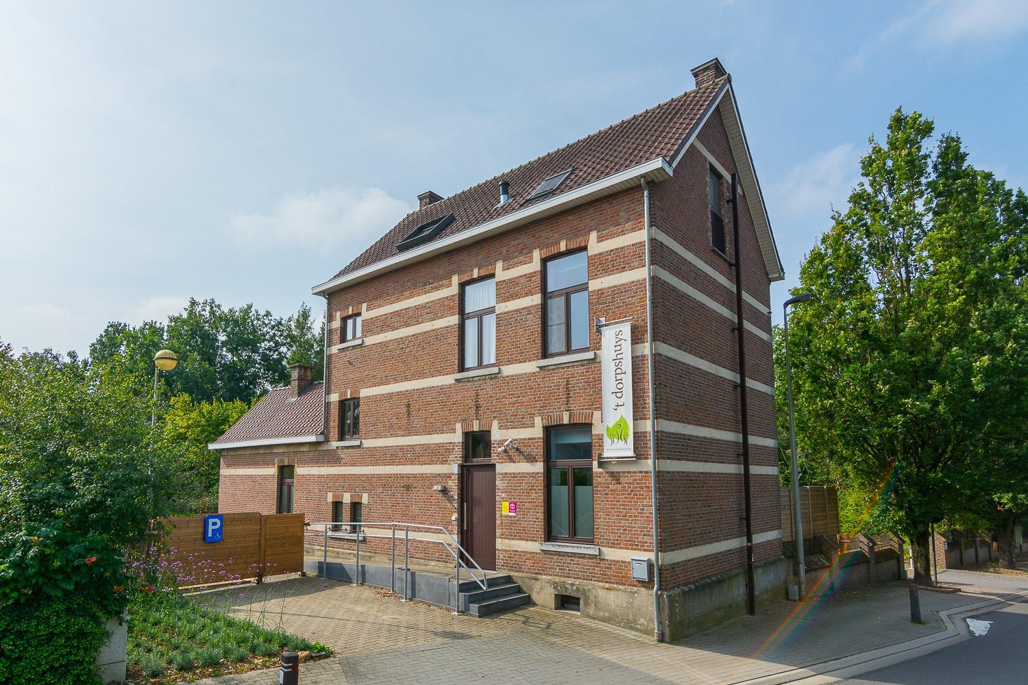 Five-Bedroom House photo 2