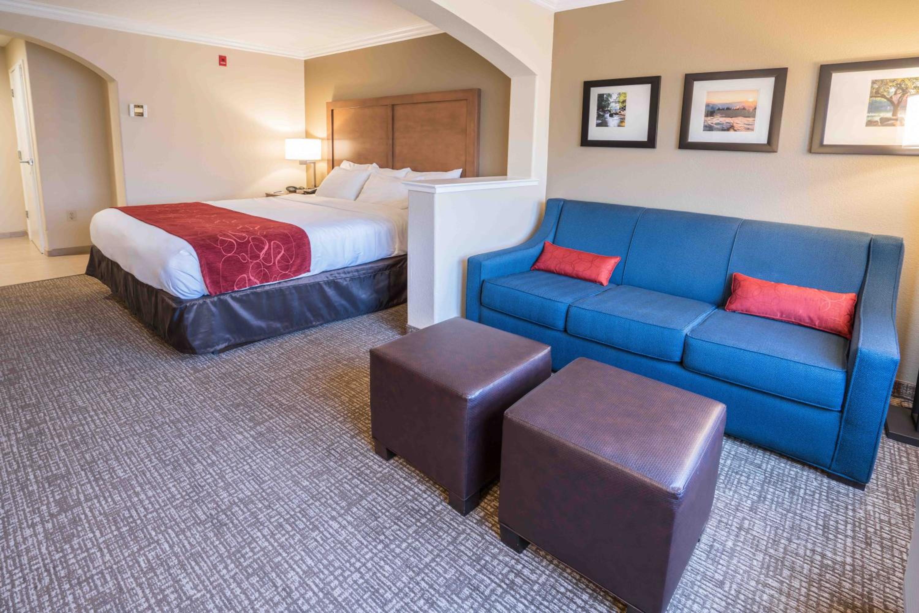 King Suite - Non-Smoking - Photo 3