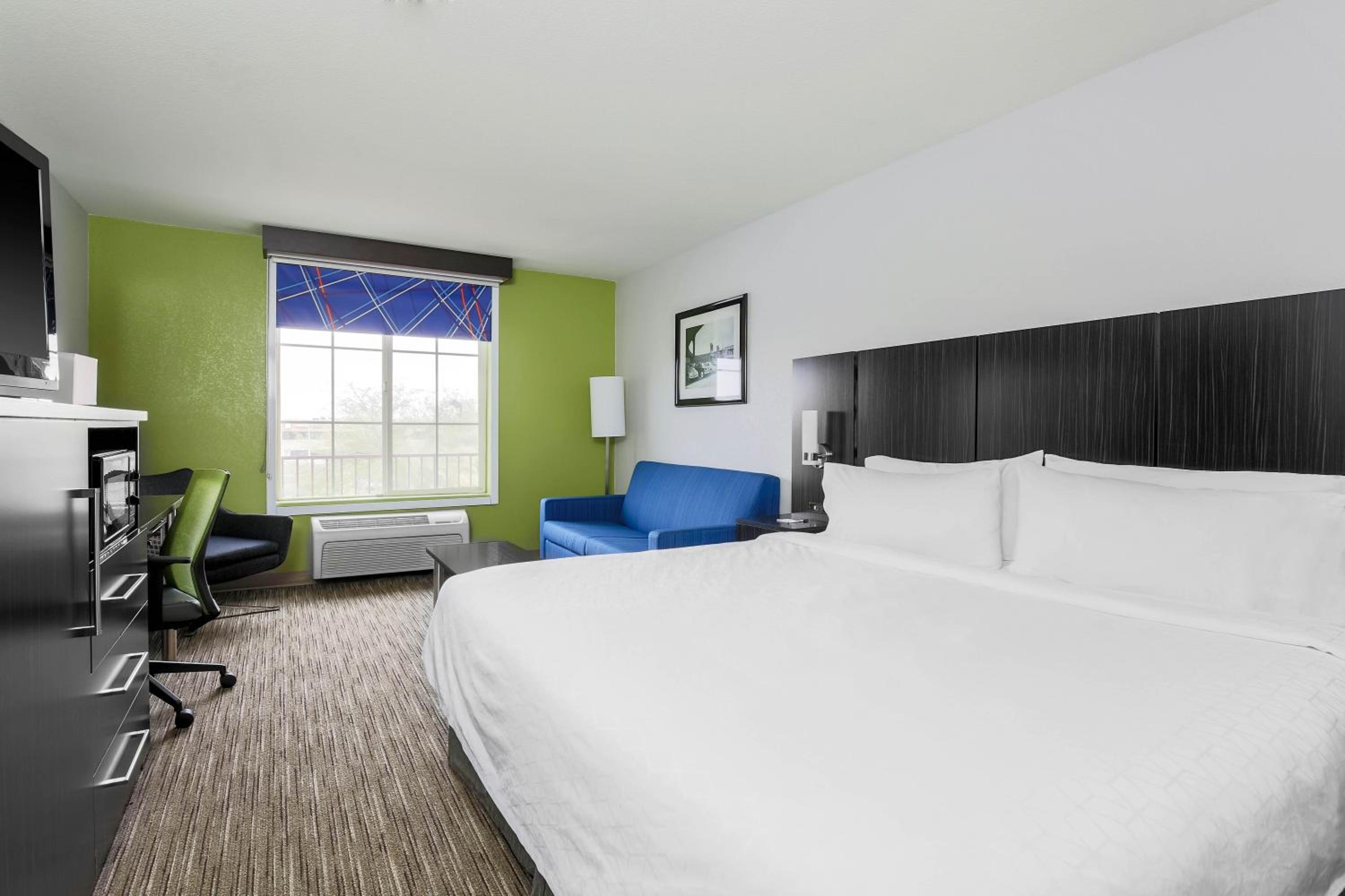 Standard King Room with Sofa Bed photo 1