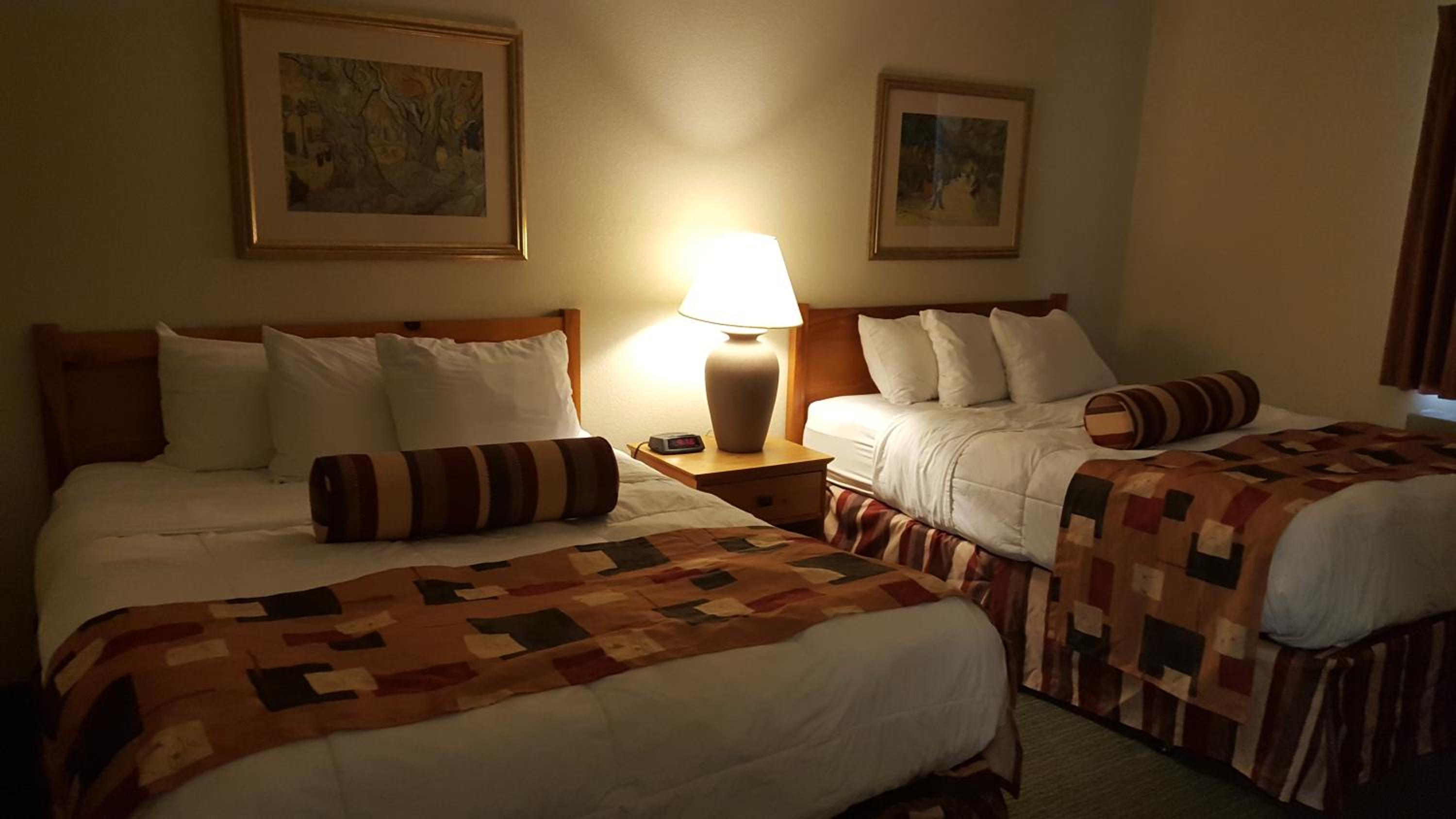 Queen Room with Two Queen Beds - Non-Smoking - Photo 1