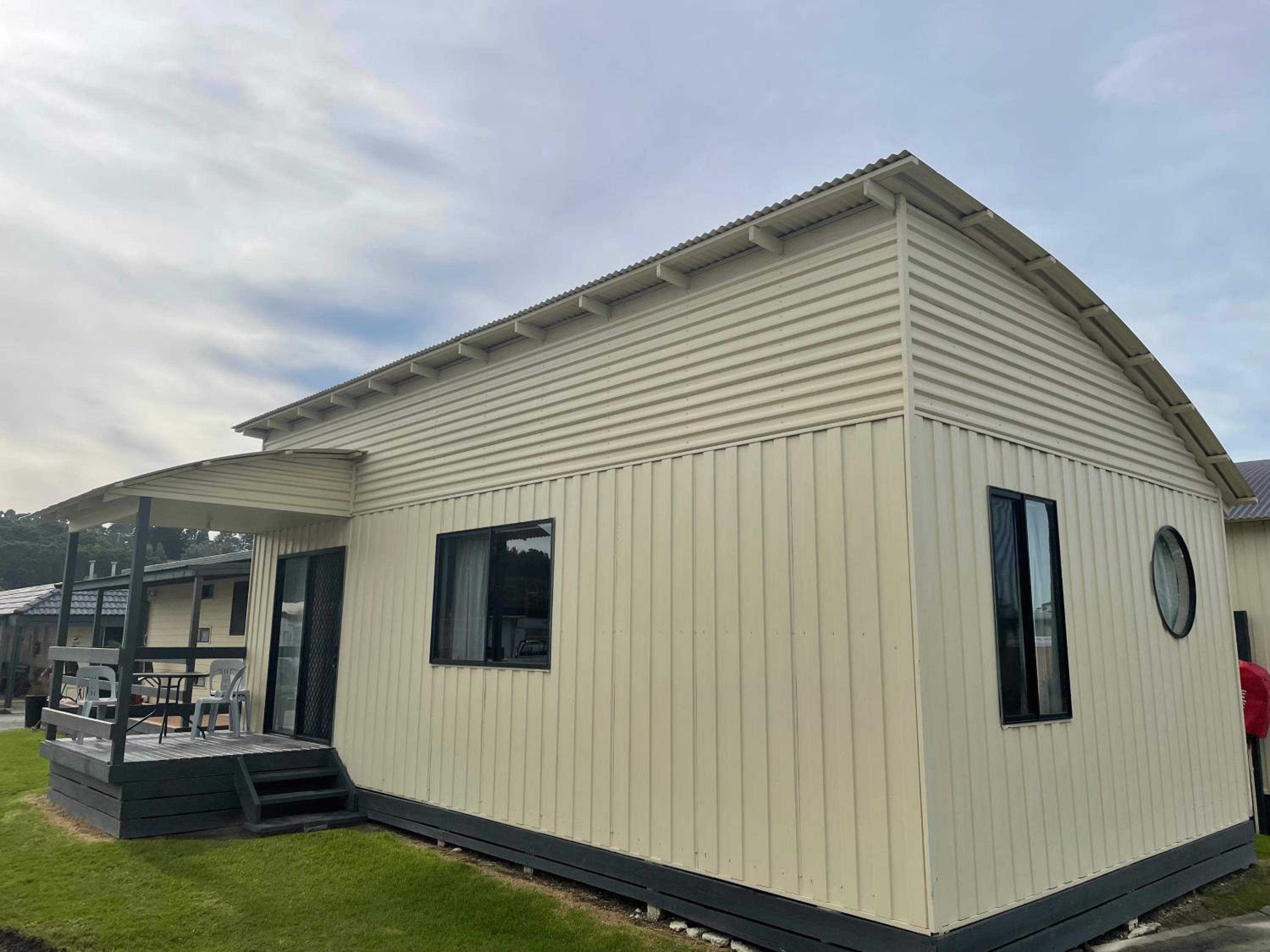 Large - Self Contained Two Bedroom Family Cabin - Photo 19