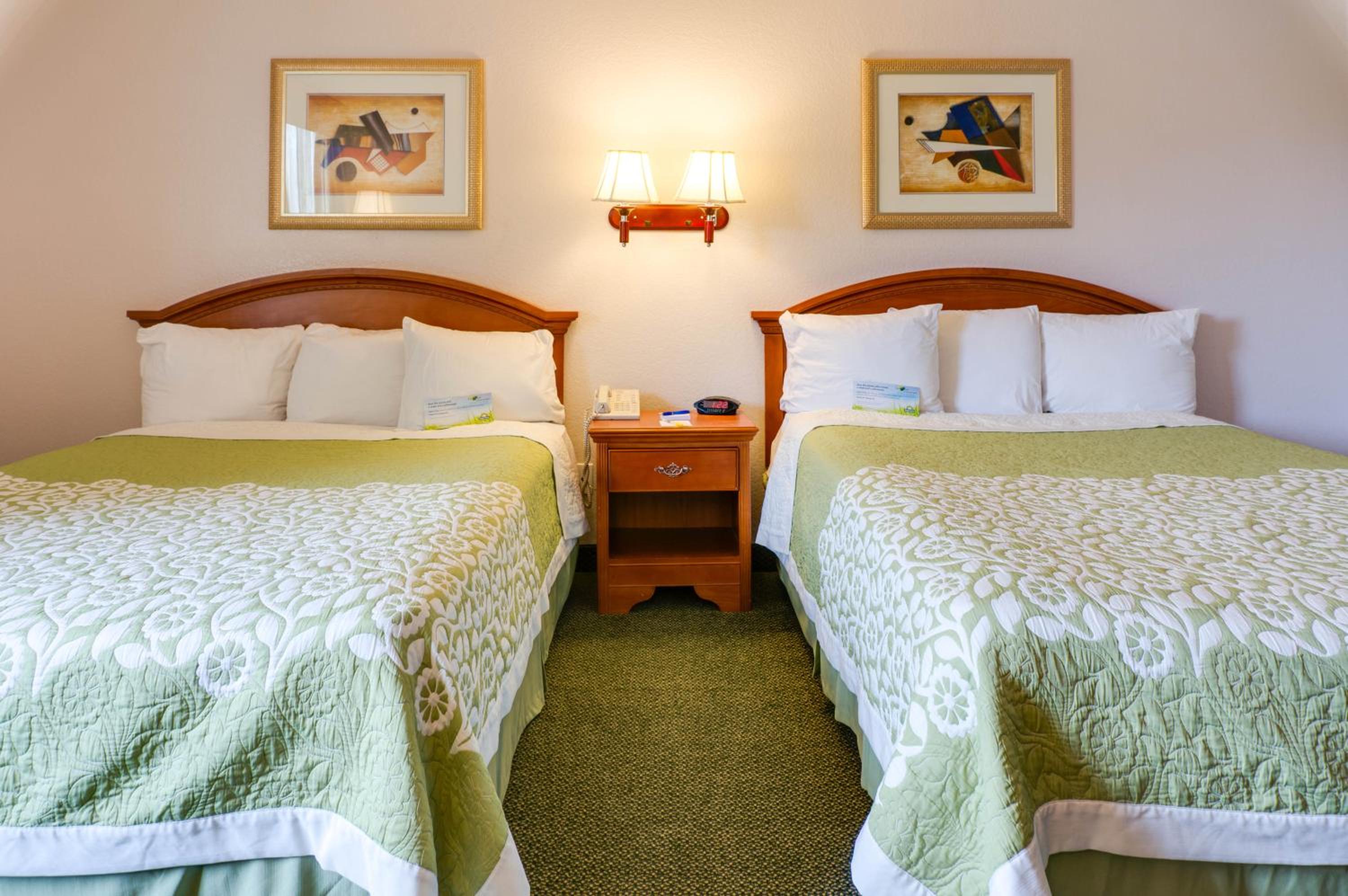 Queen Room With Two Queen Beds - Smoking photo 1