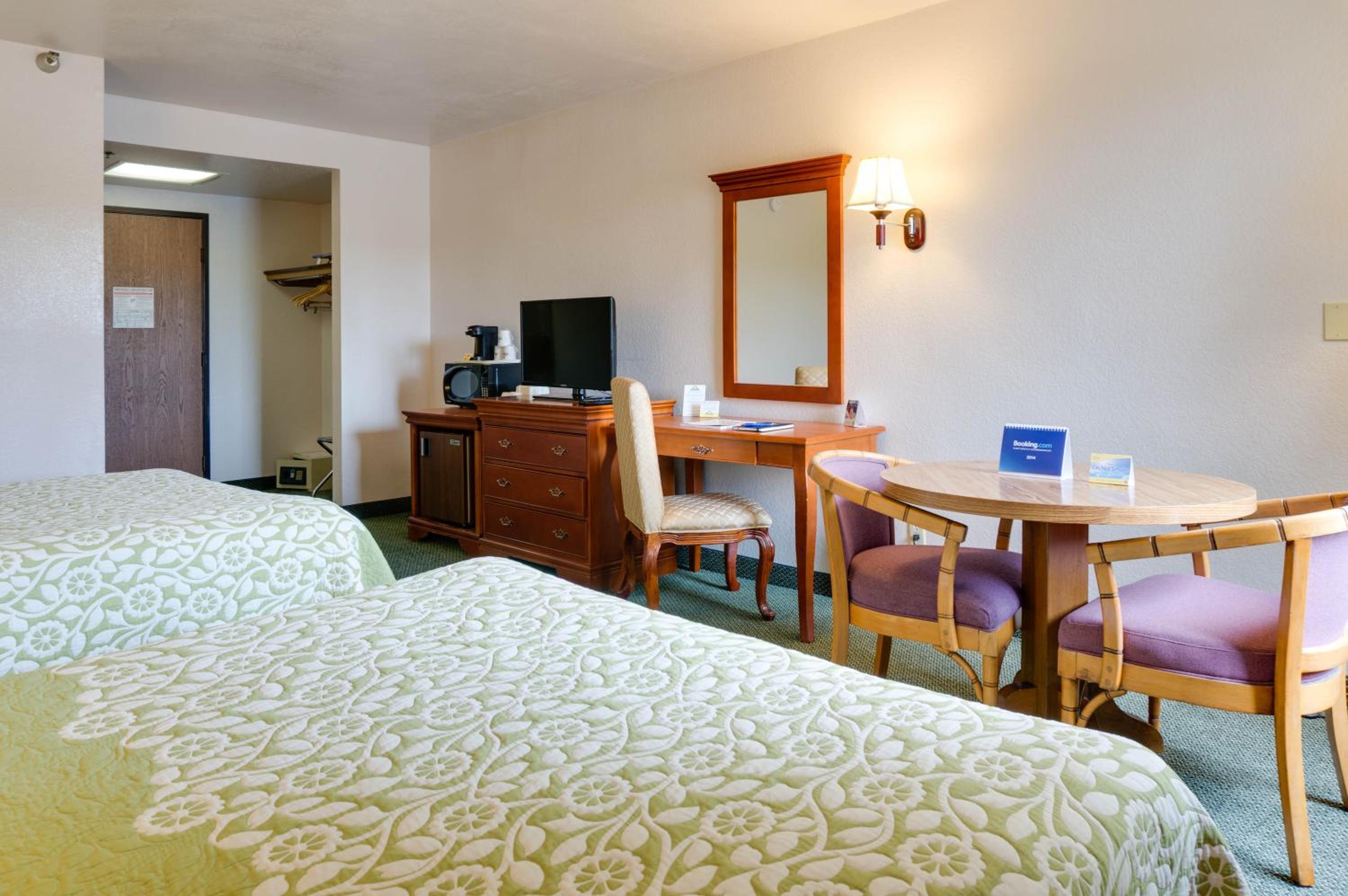 Queen Room with Two Queen Beds - Non-Smoking - Photo 1