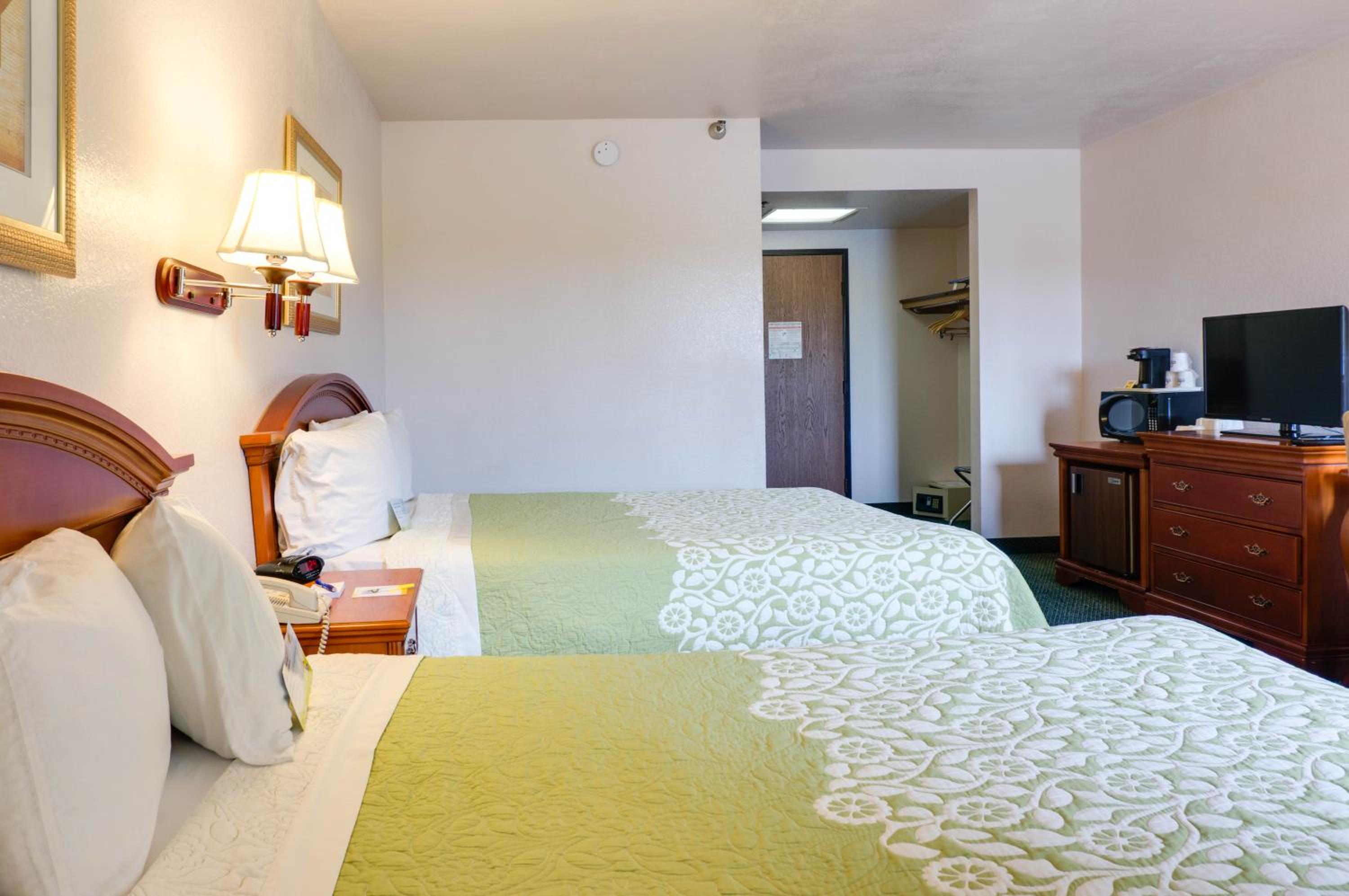 Queen Room with Two Queen Beds - Non-Smoking - Photo 2