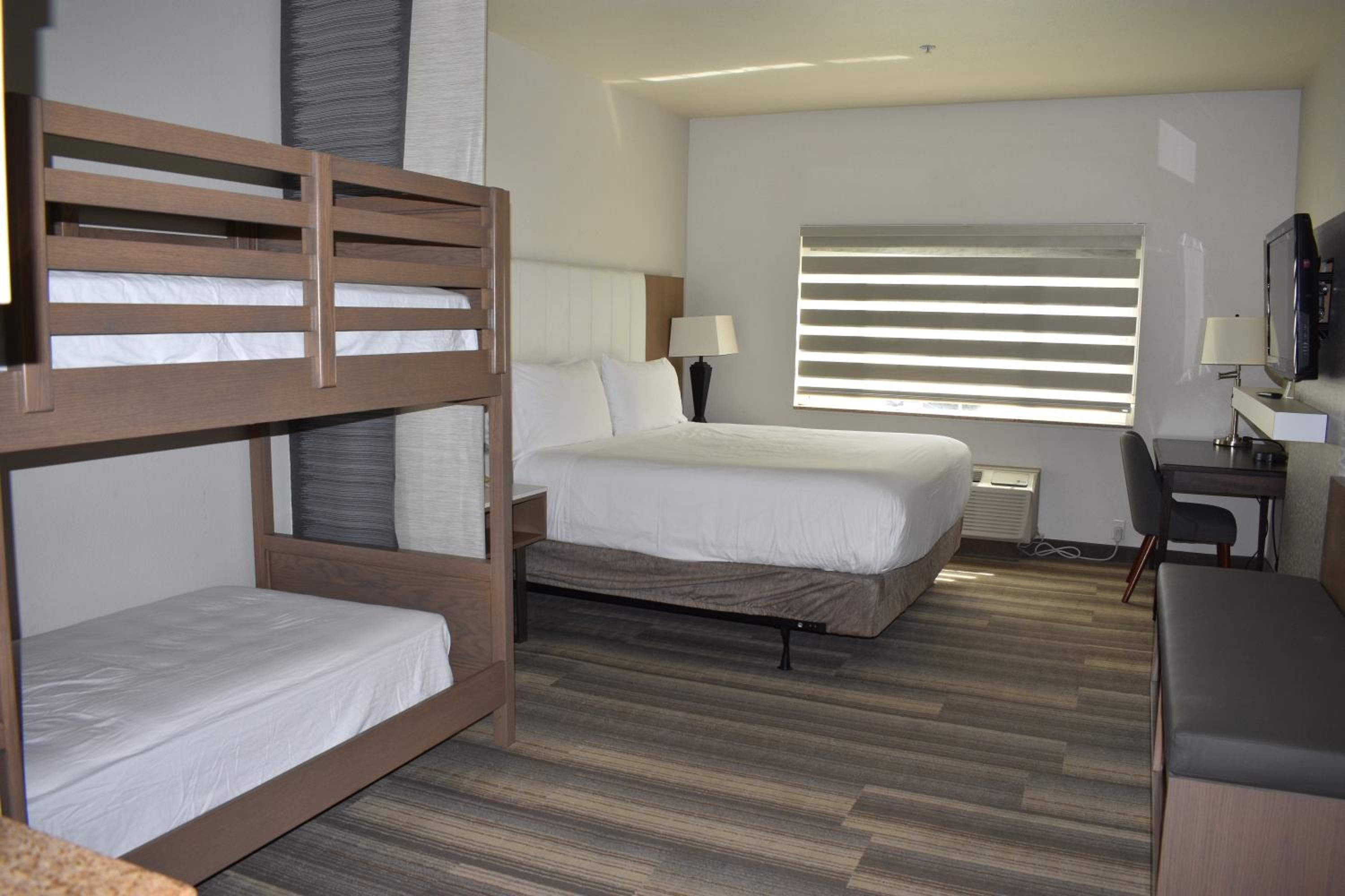 1 King Bed, 1 Bunk Bed, Family Room, Non-Smoking - Photo 6