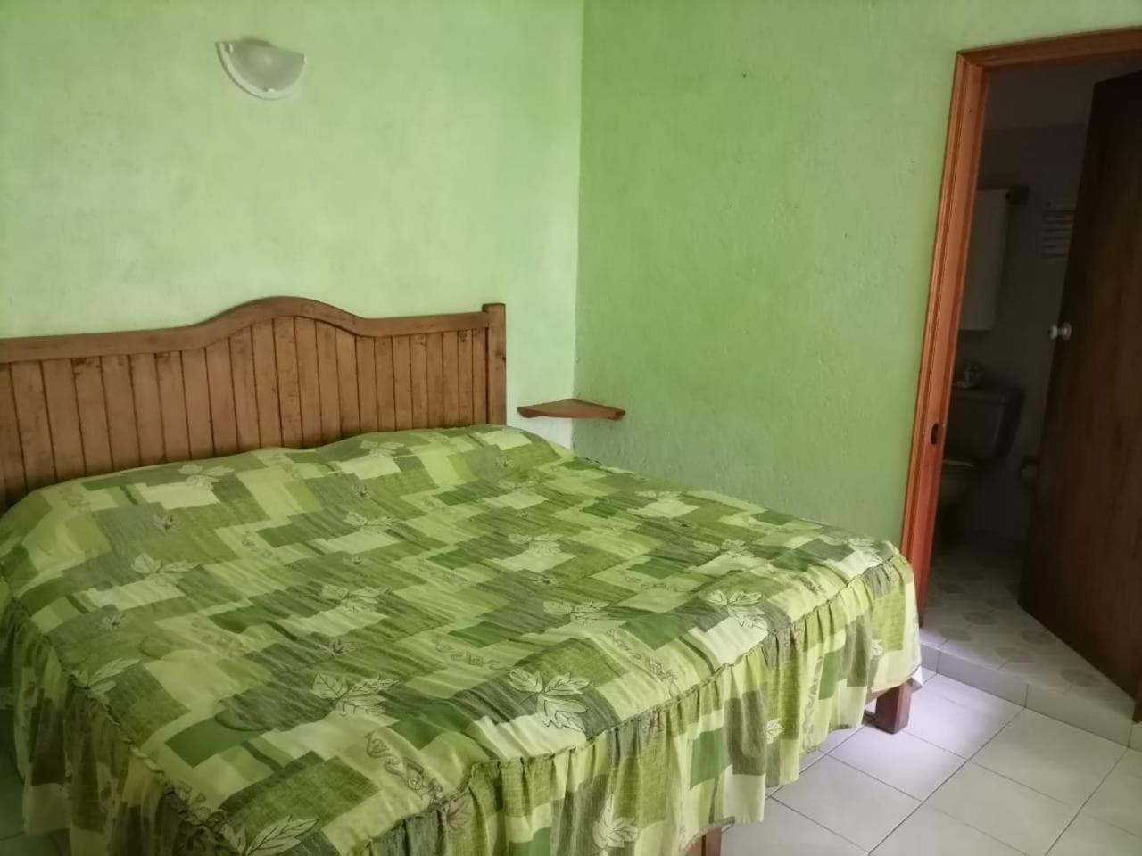 Standard King Room - Photo 9