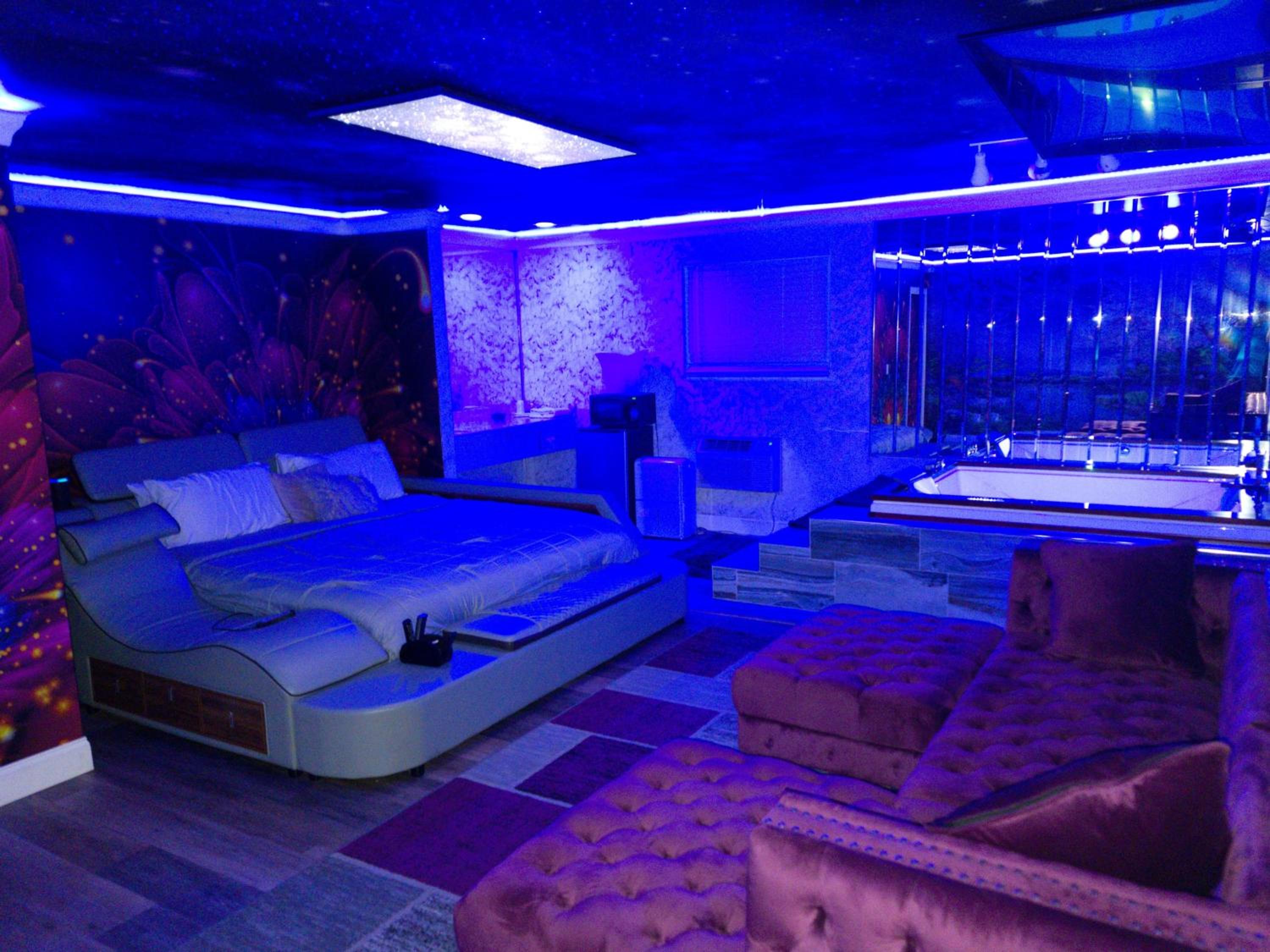 King Suite with Spa Bath - Photo 3