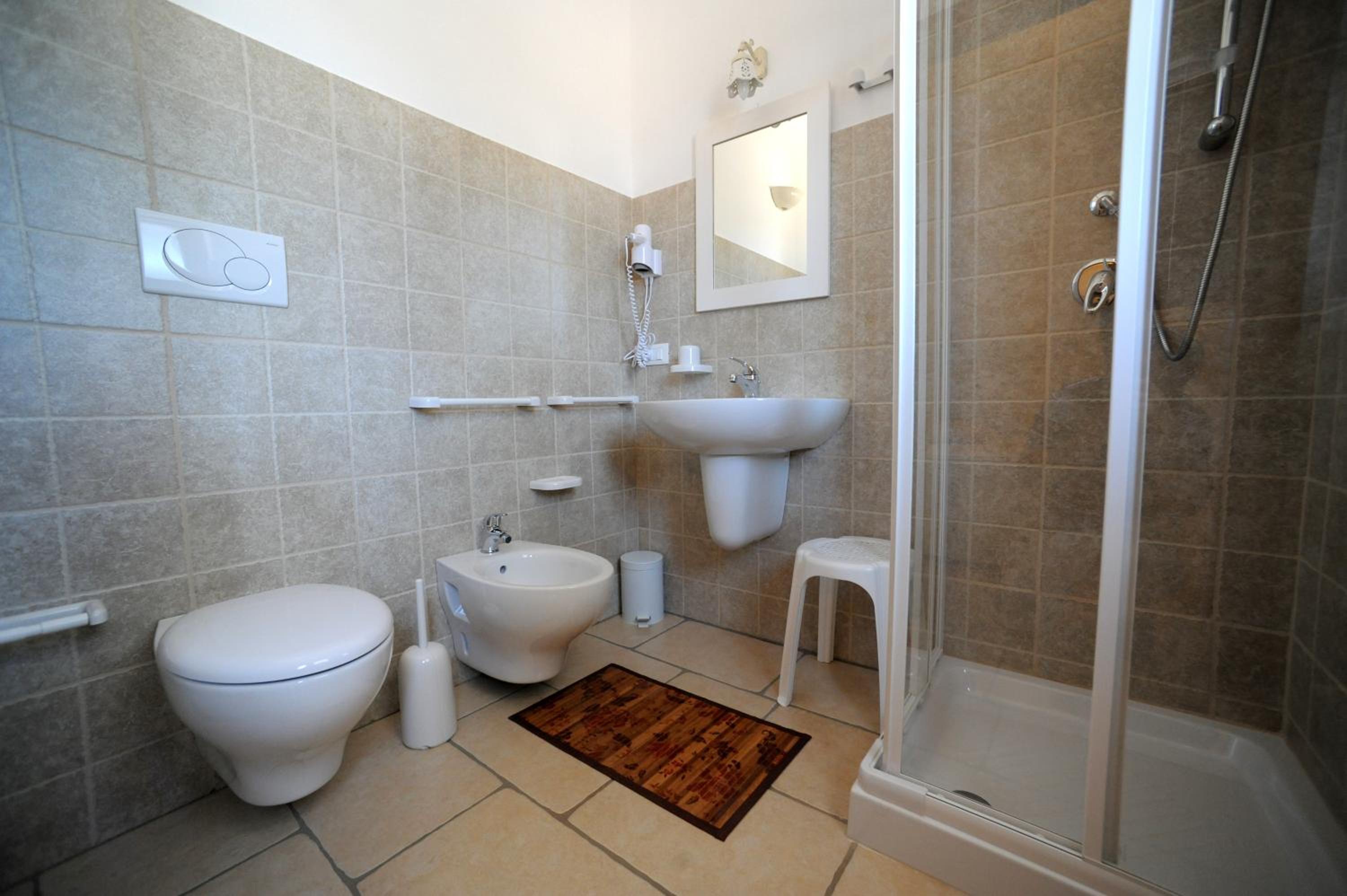 Double Room with Private Bathroom - Photo 2