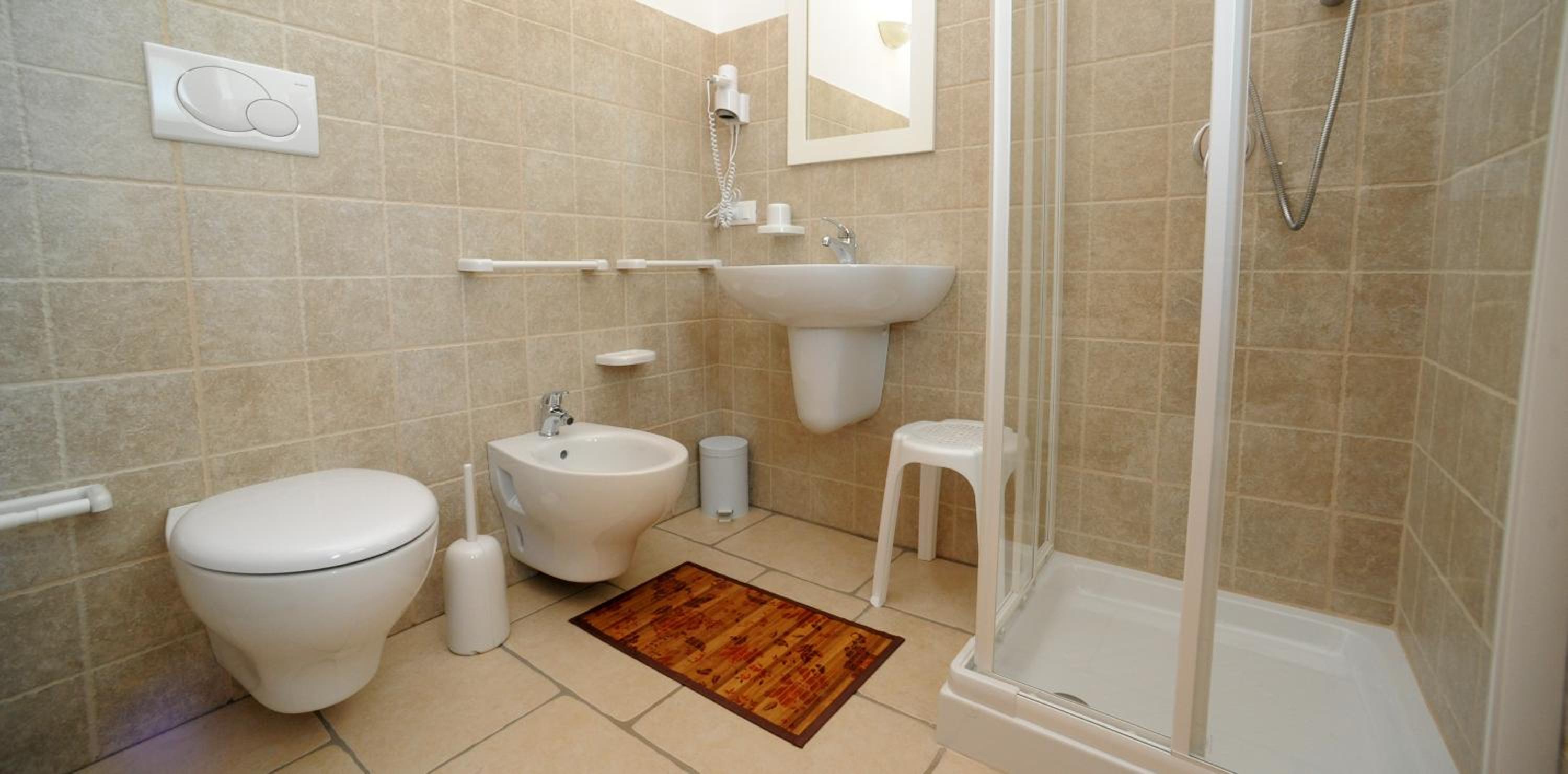 Double Room with Private Bathroom - Photo 1
