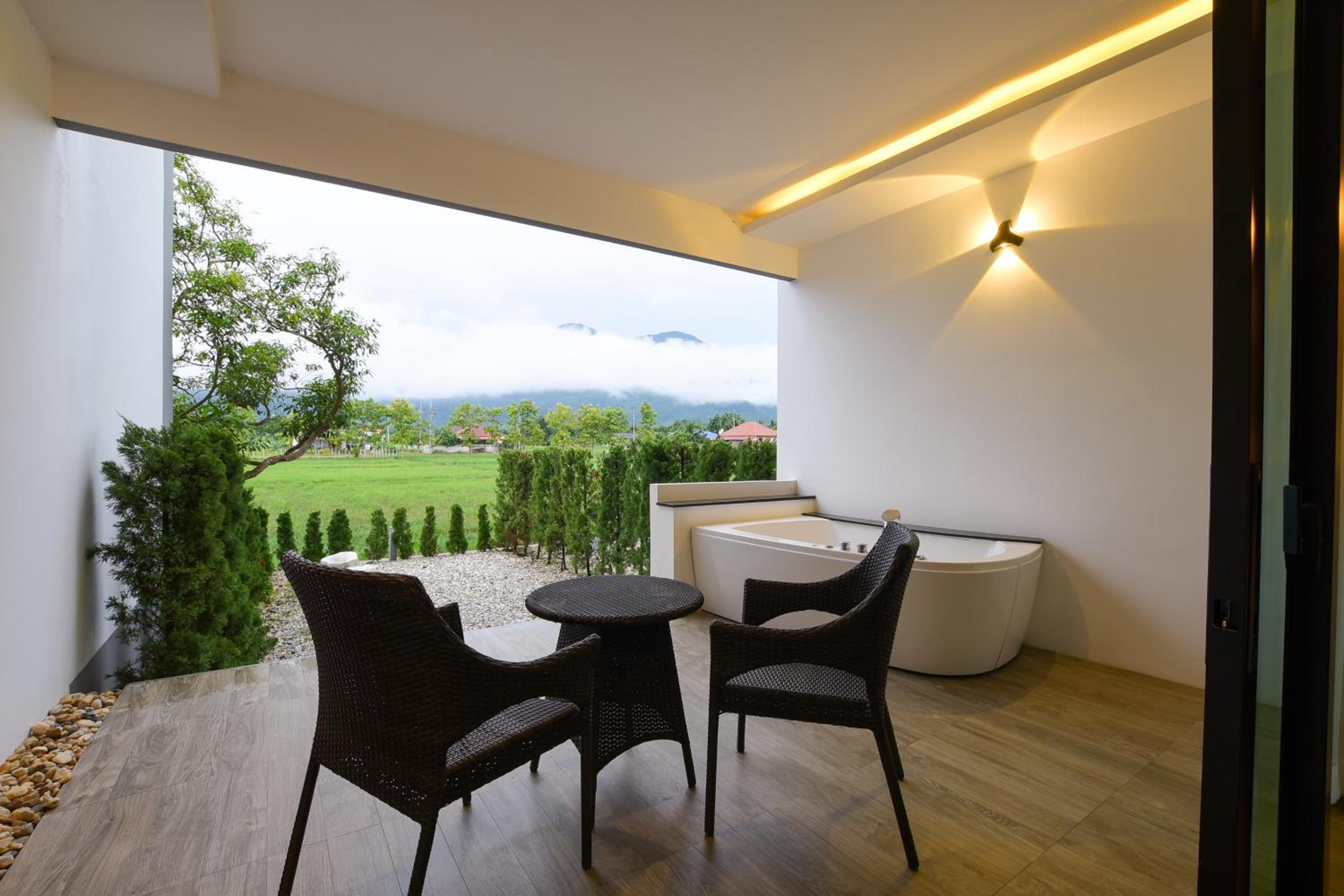 Suite with Hot Tub - Photo 6