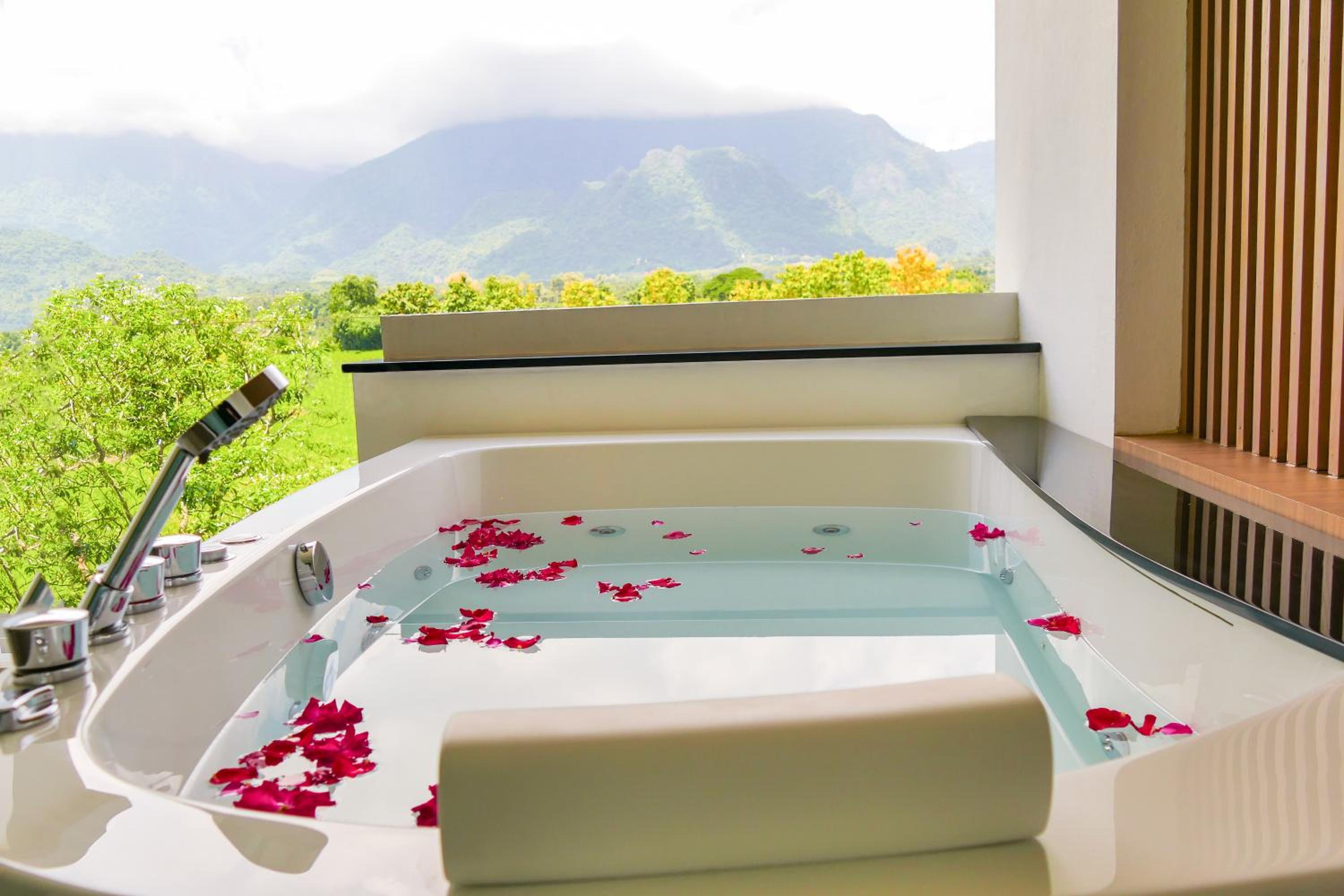 Suite with Mountain View - Photo 8