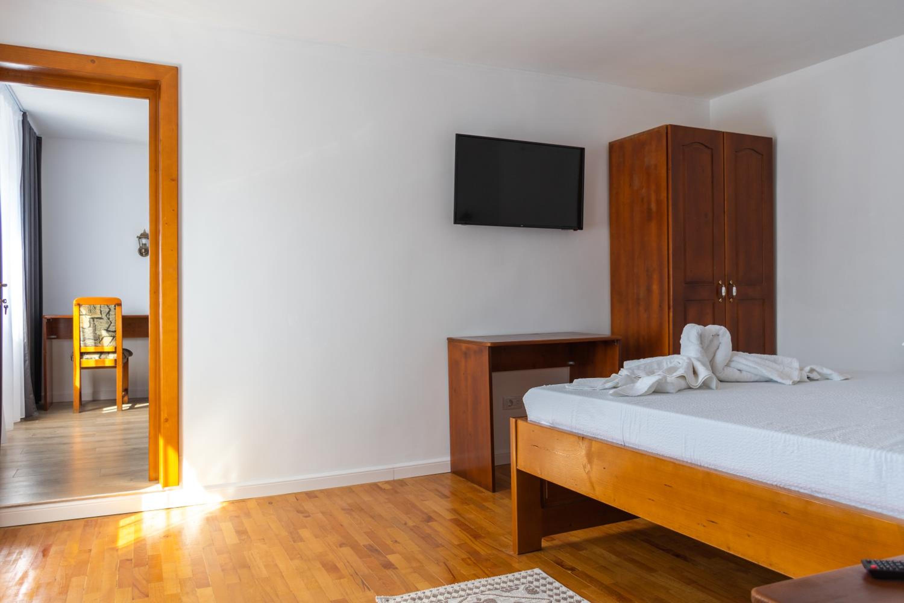 Double Room - Photo 8