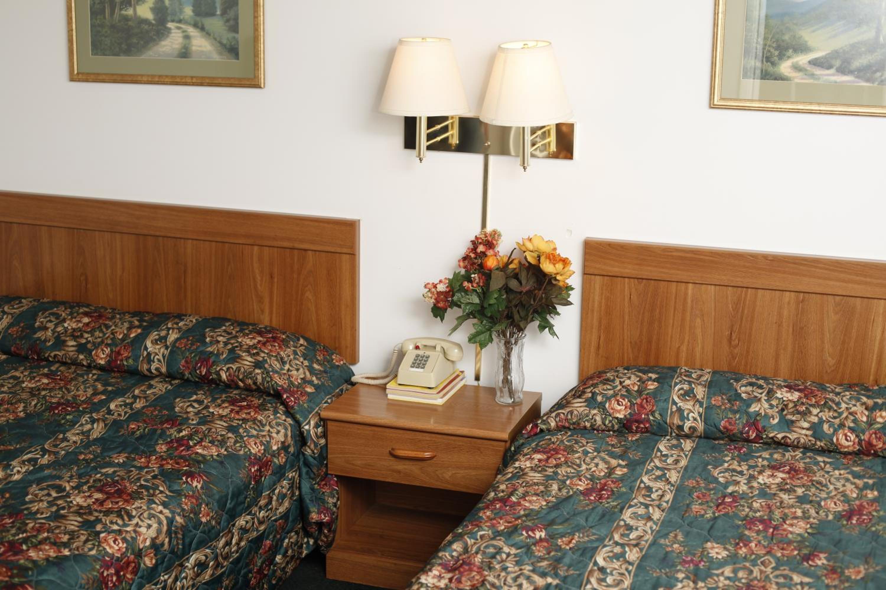 3 Queen Beds Smoking