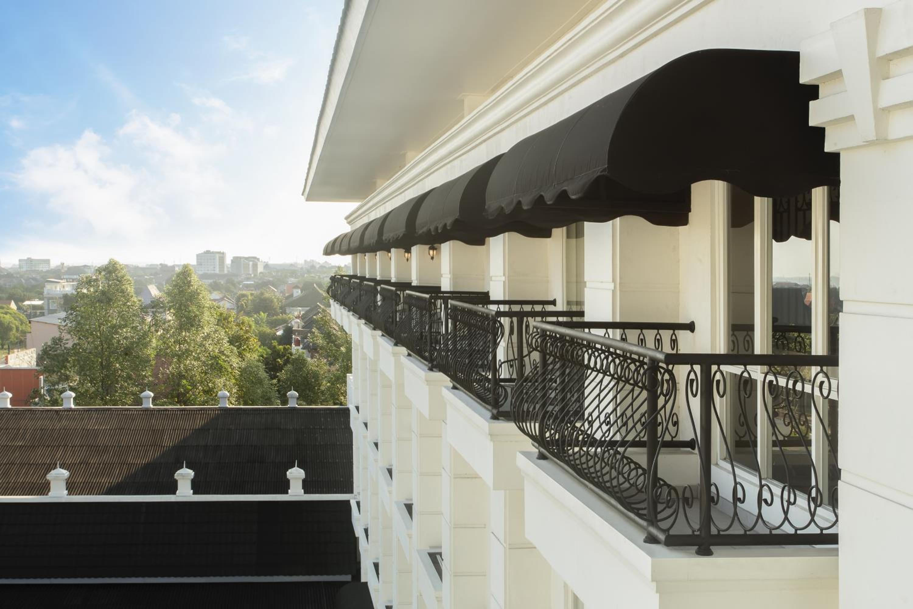 Deluxe Balcony Twin photo 1