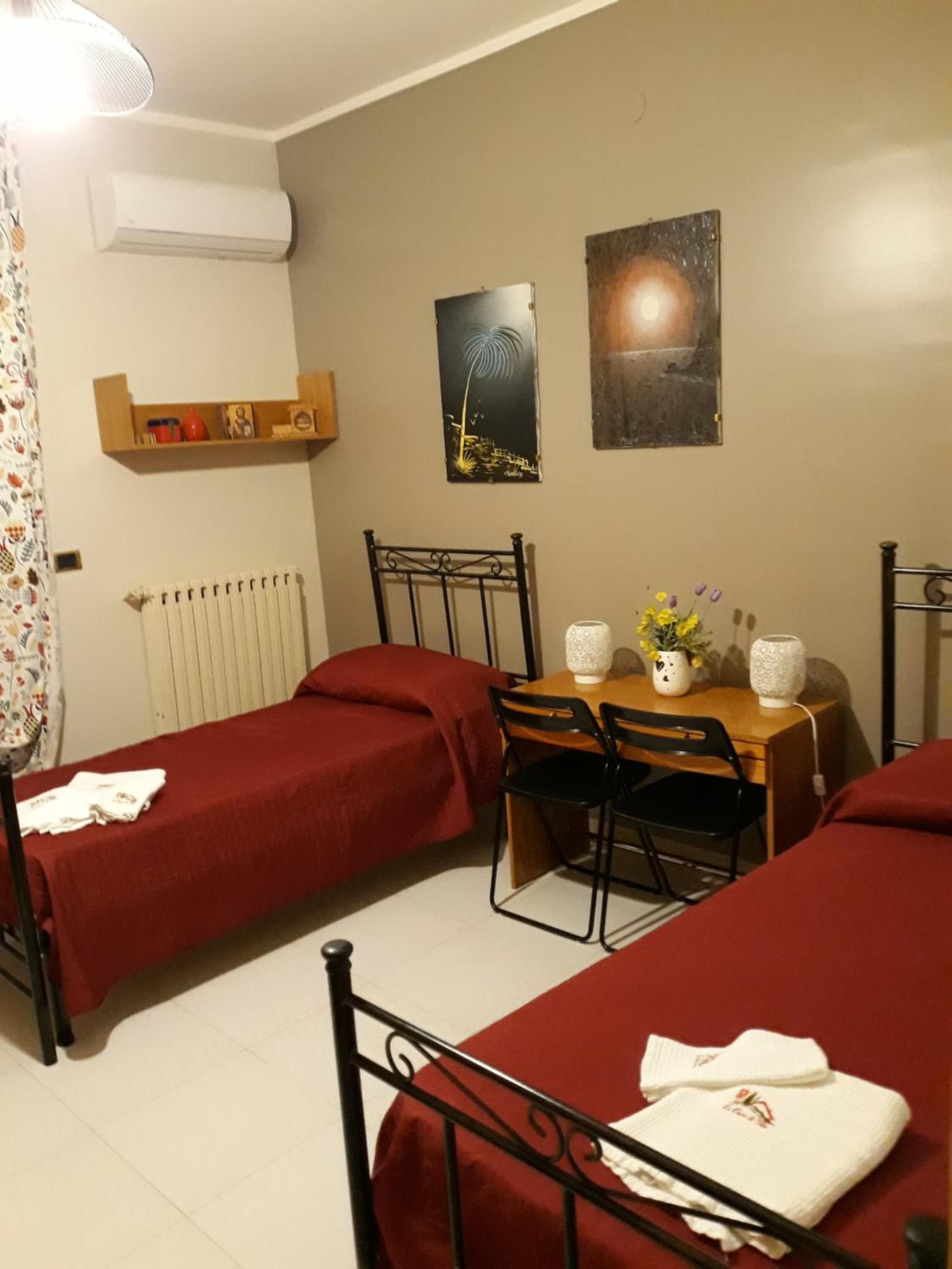 Twin Room with Balcony - Photo 6