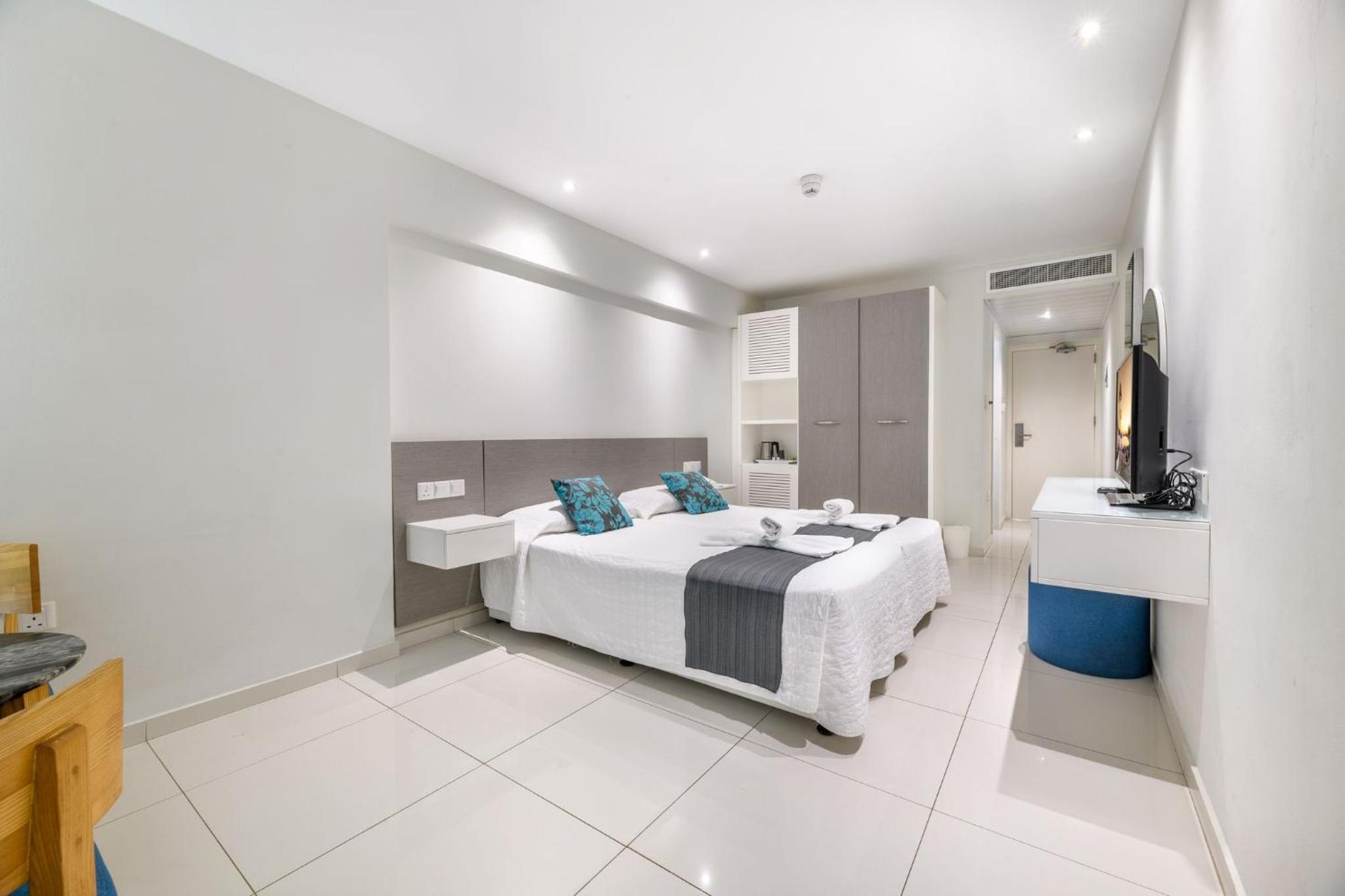 Double or Twin Room with Pool View photo 3