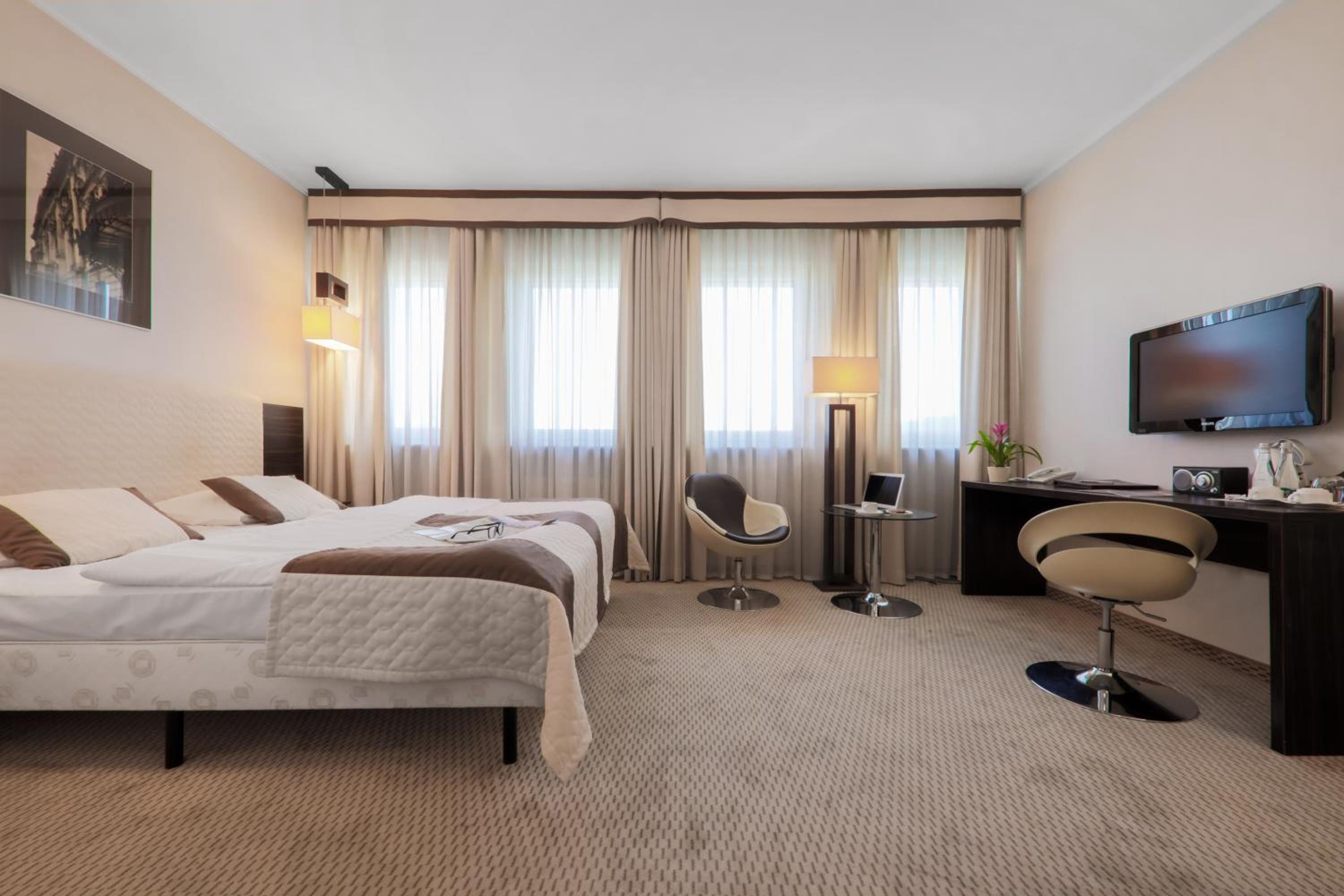 Deluxe Double Room (2 Adults + 1 Child)